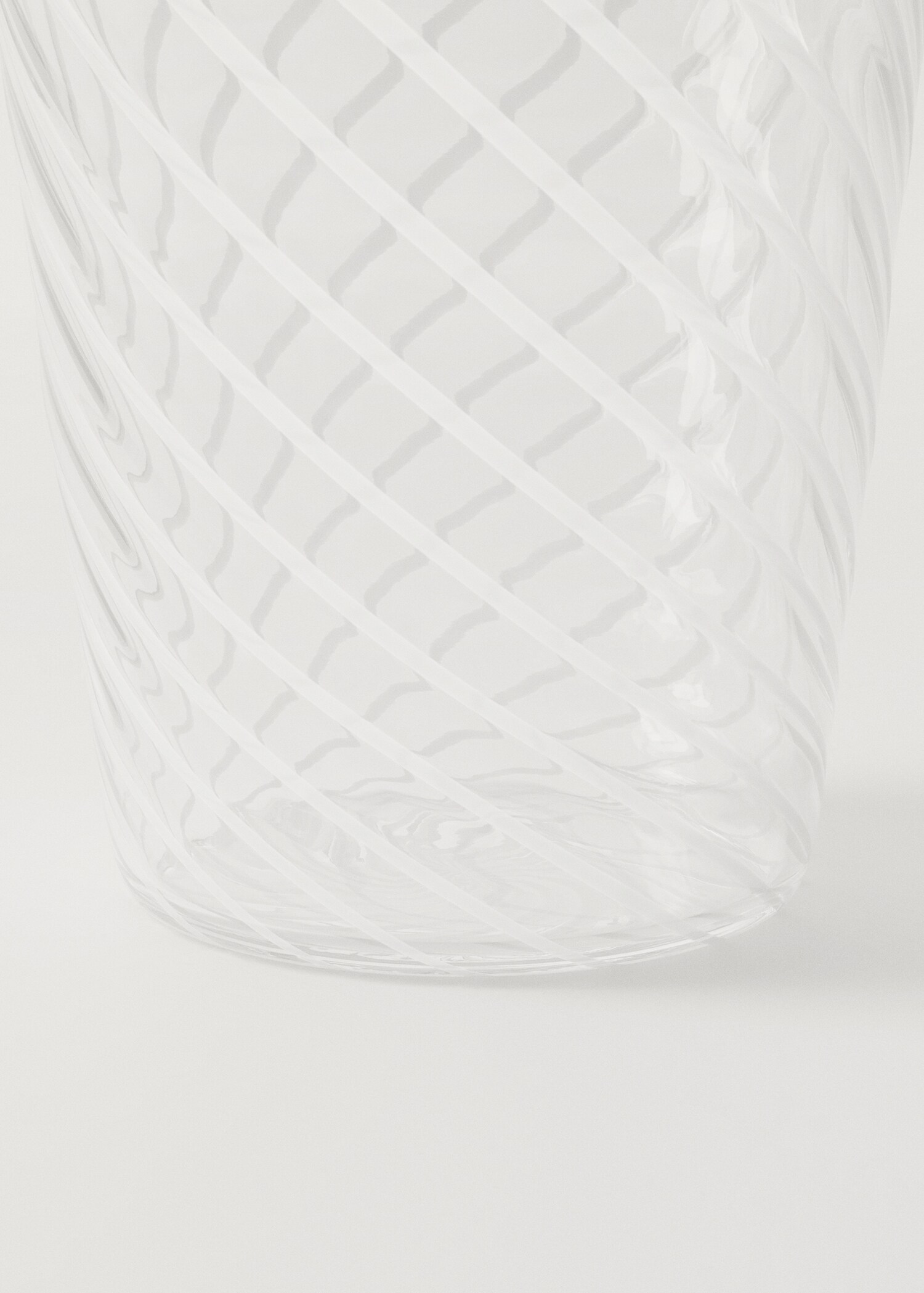 Kleines Borosilikat-Trinkglas mit farbiger Spirale - Detail des Artikels 3