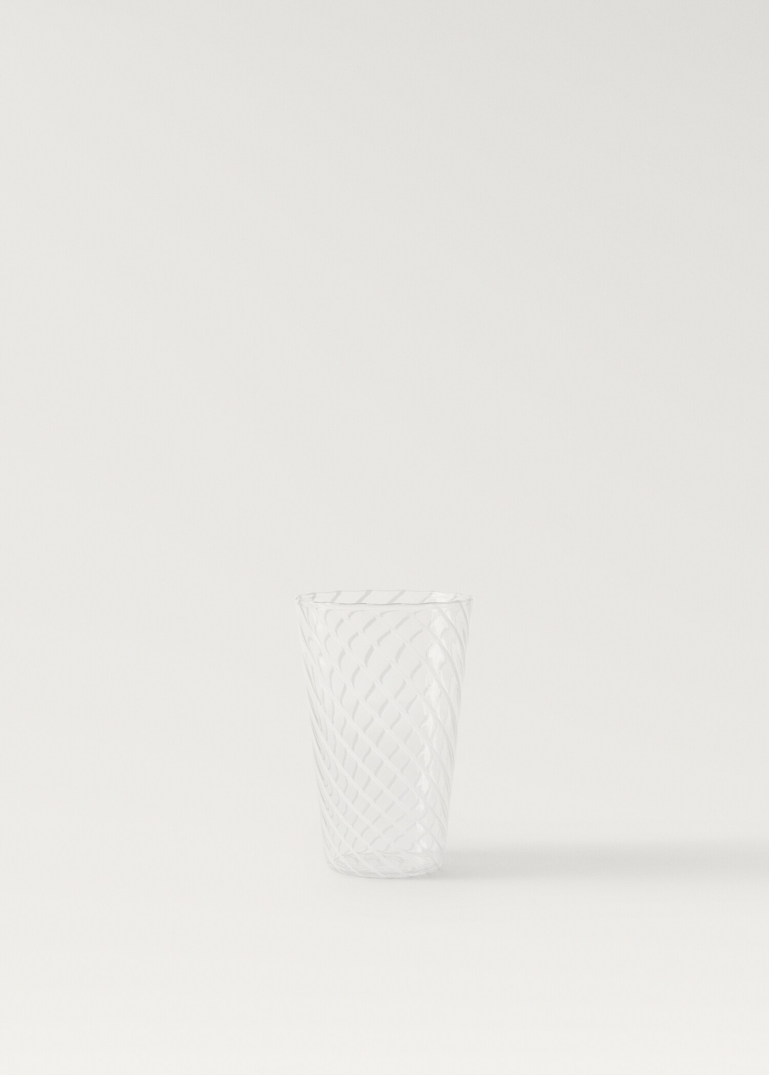 Mittelgroßes Borosilikat-Trinkglas mit farbiger Spirale - Artikel ohne Model