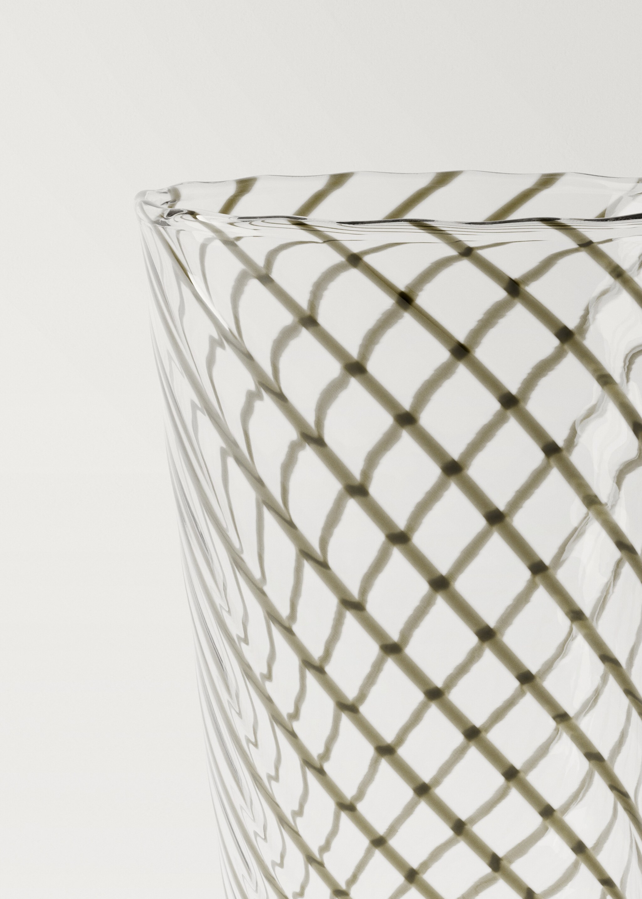 Medium borosilicate glass with coloured spiral - Details of the article 2
