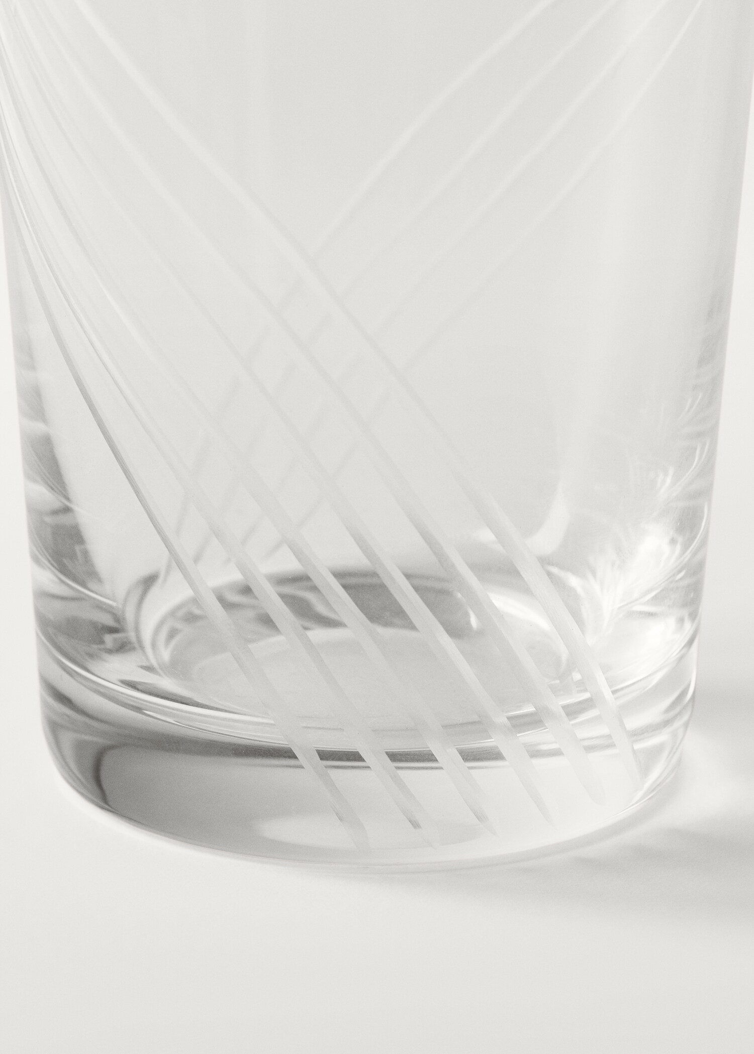 Wave-carved glass tumbler - Details of the article 1