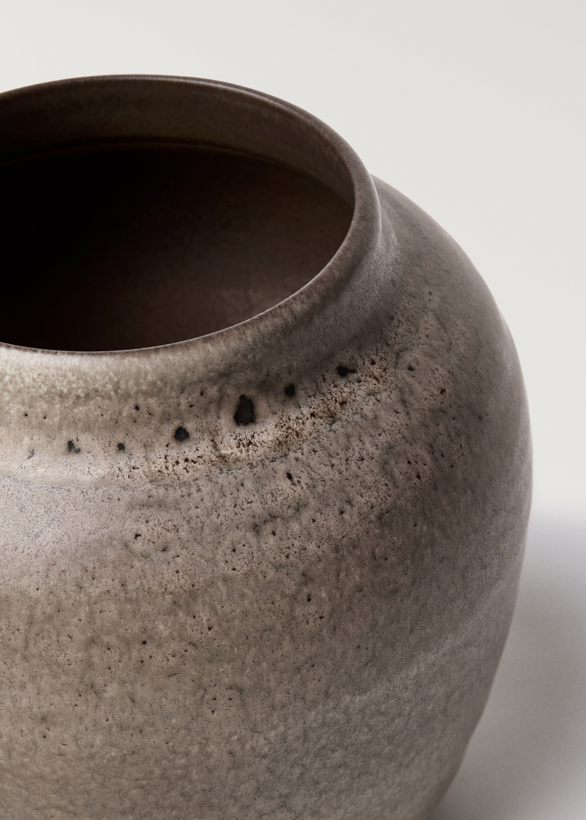 Small ceramic vase with bulbous design - Details of the article 1