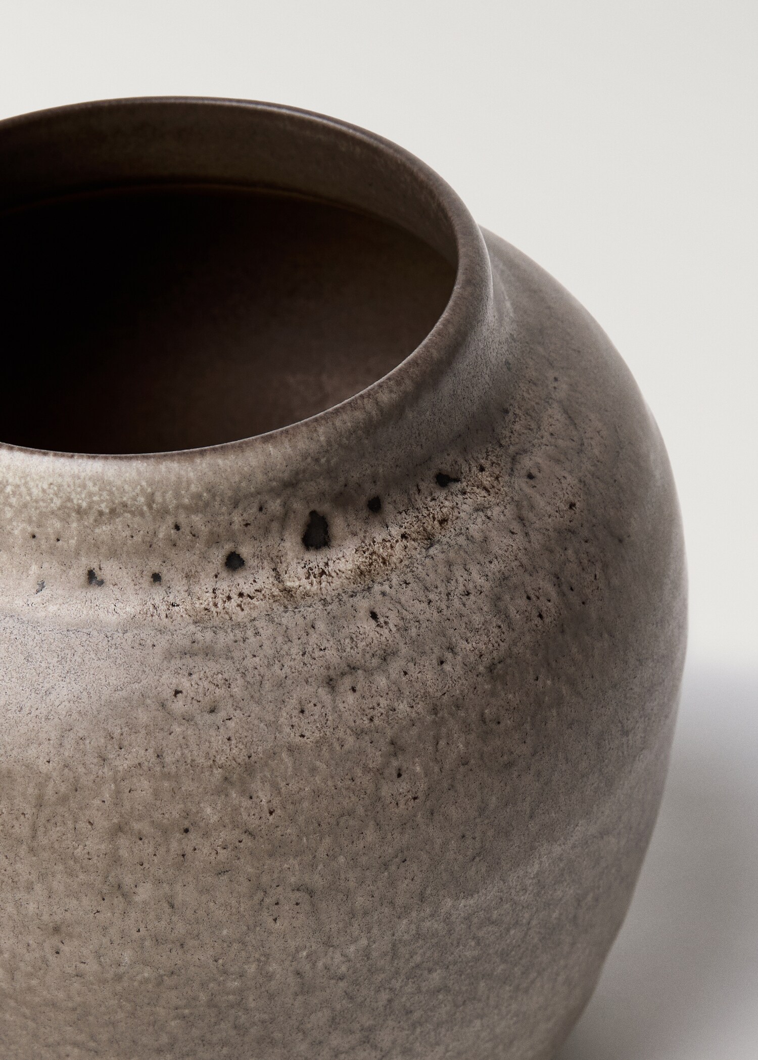 Mały wazon ceramiczny o pękatym kształcie - Szczegóły artykułu 1