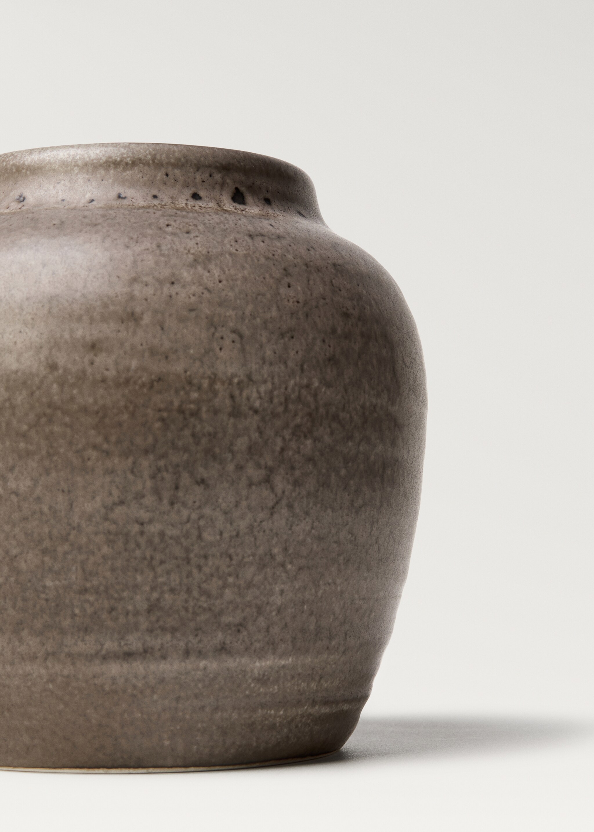 Small ceramic vase with bulbous design - Details of the article 2