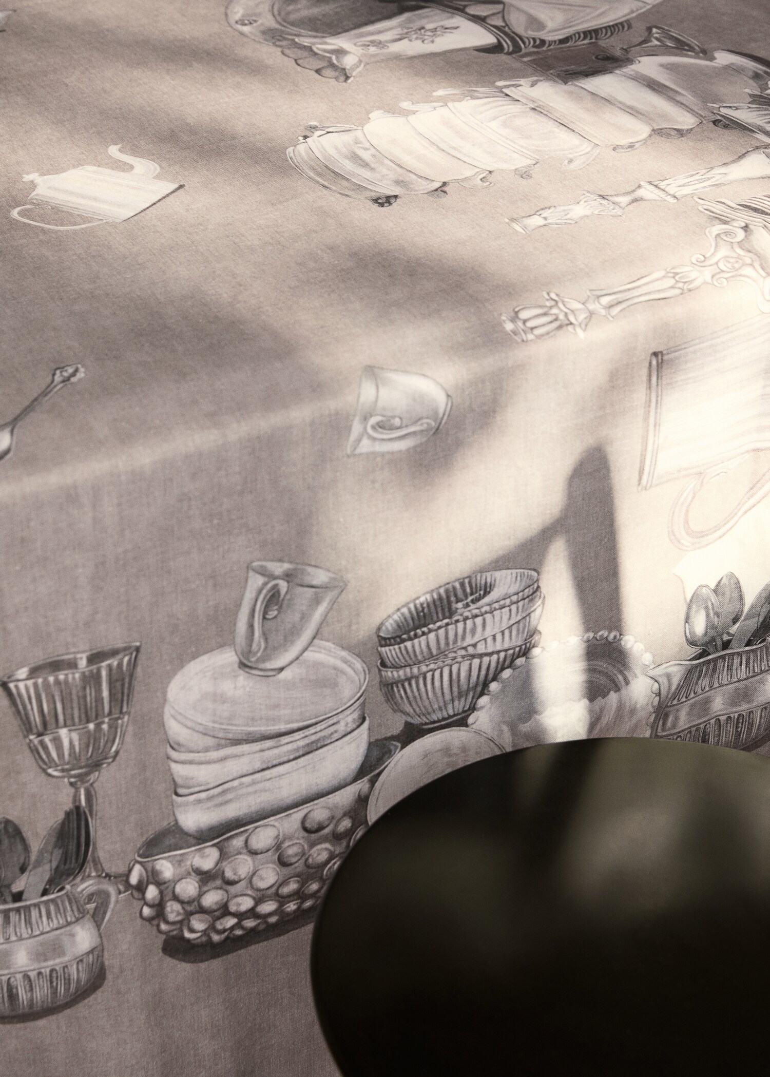 Cotton-linen tablecloth with tableware print for 6 to 8 diners - Details of the article 5