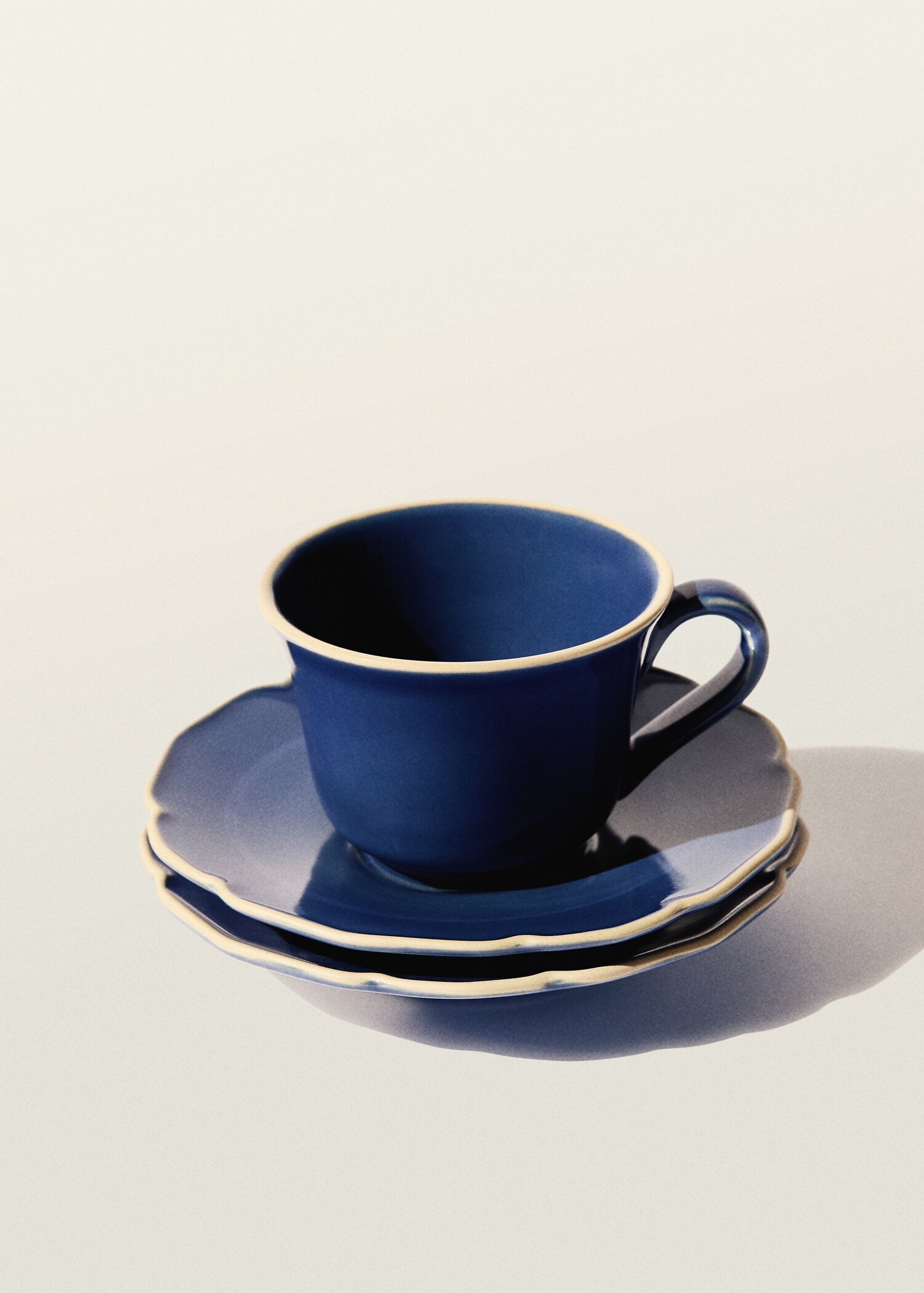 Stoneware tea cup with waves - Details of the article 8