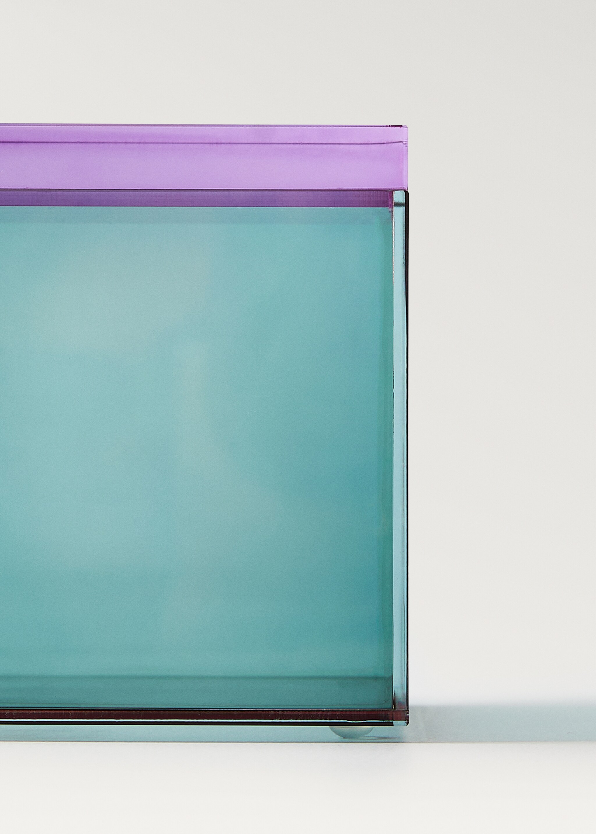 Medium two-tone acrylic box - Details of the article 2