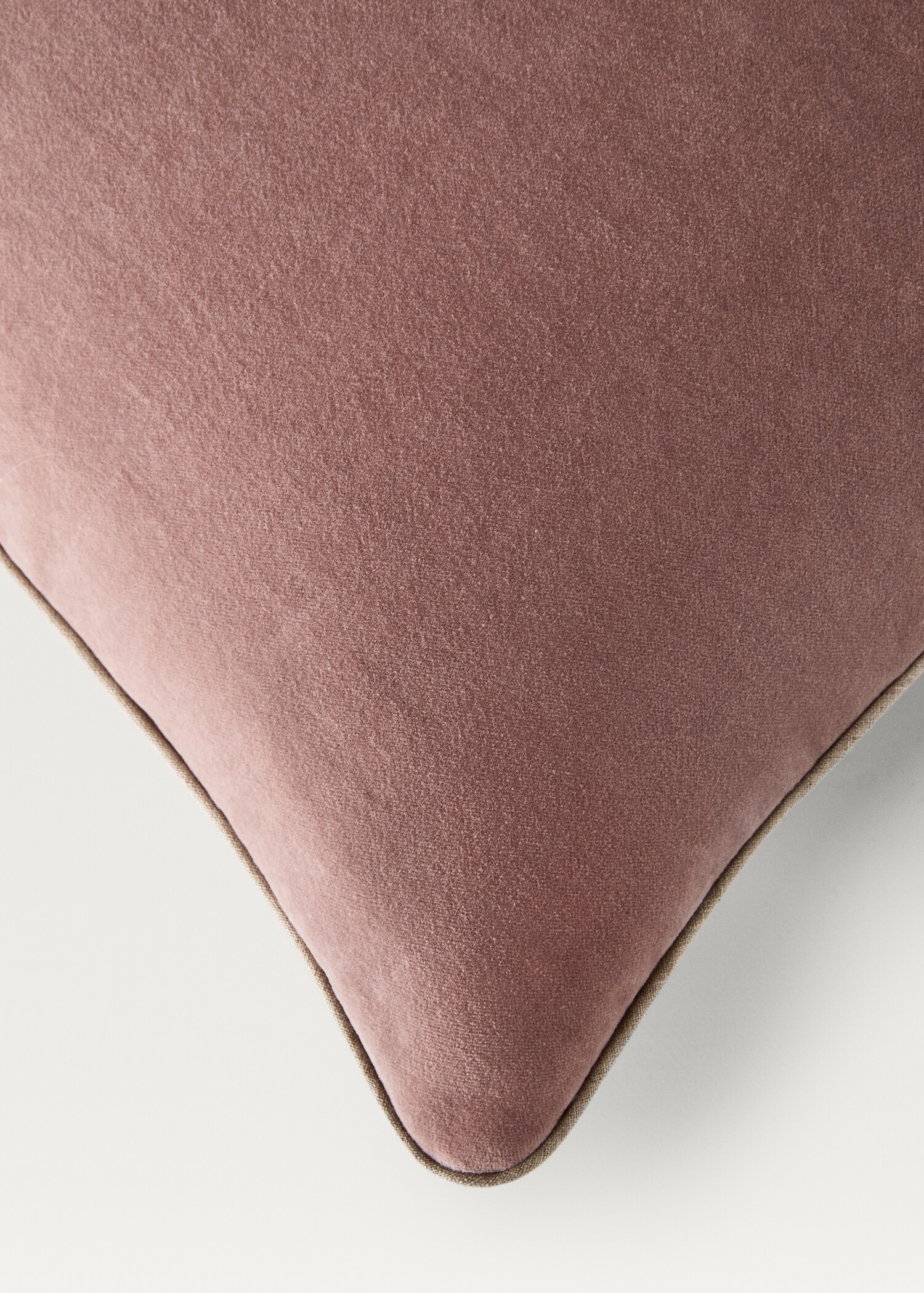 Velvet cushion cover with seam detail 50x50 cm - Details of the article 2