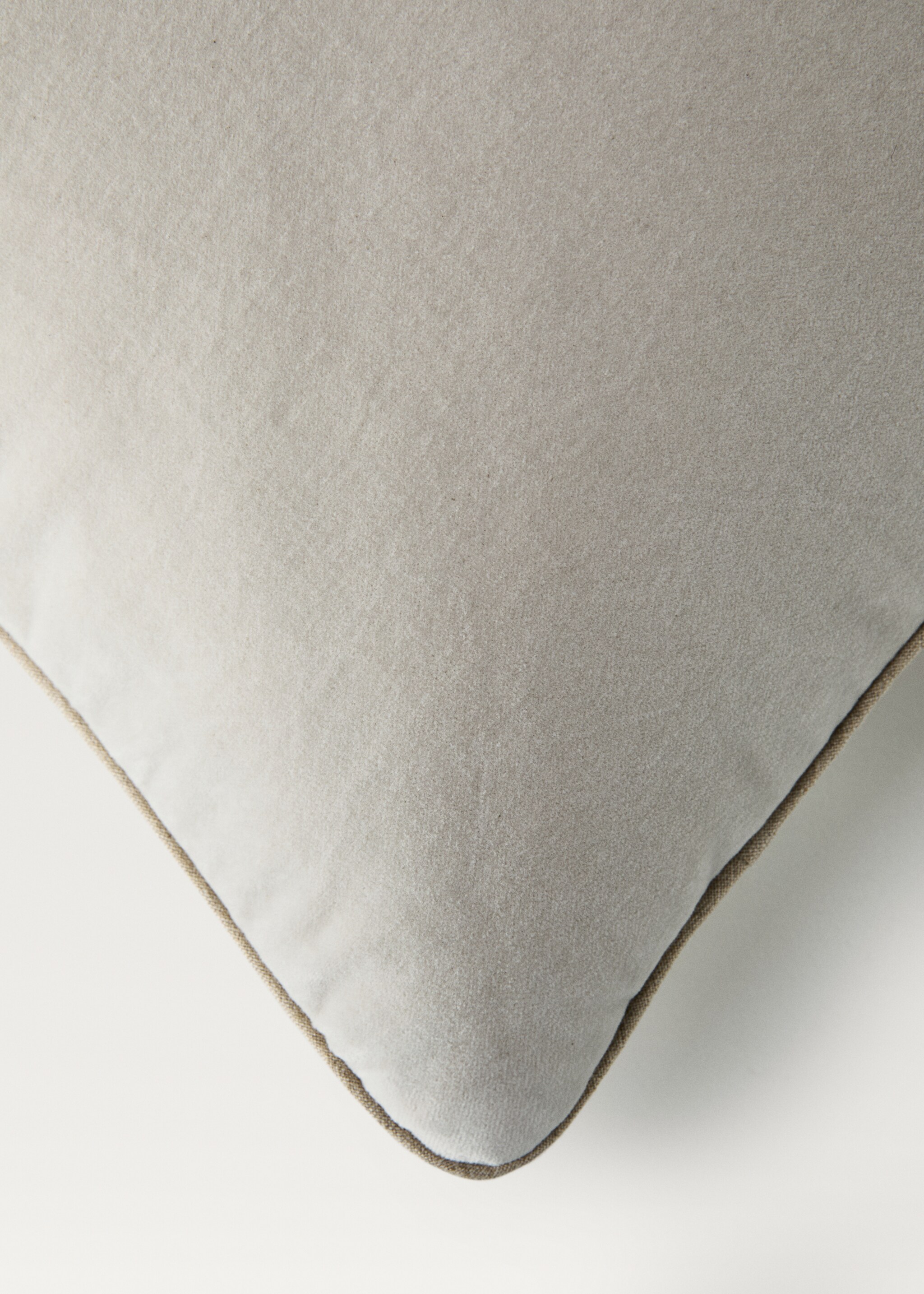 Kuddfodral i sammet med bårddetalj 50x50 cm - Detaljer om artikeln 2
