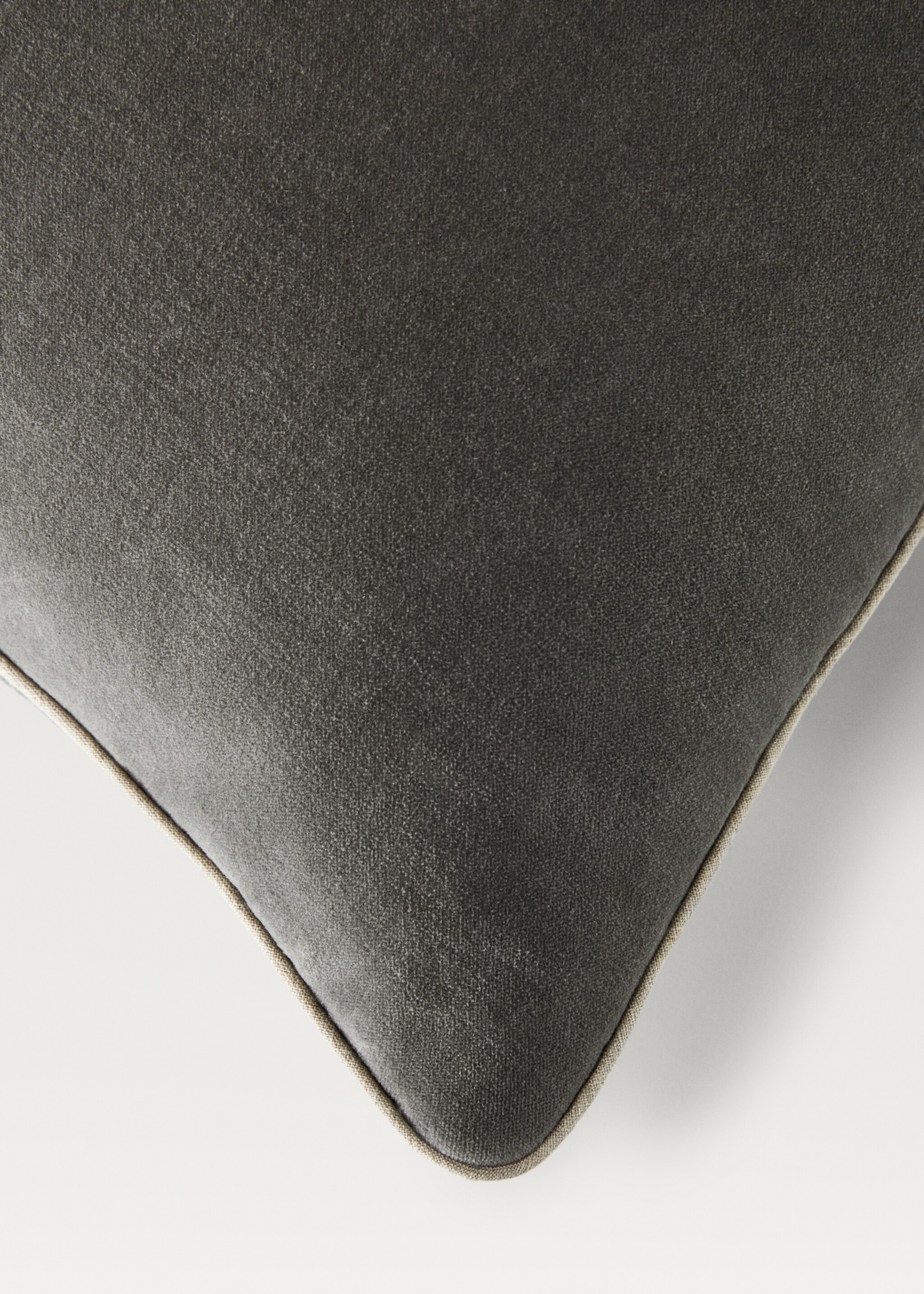 Kuddfodral i sammet med bårddetalj 50x50 cm - Detaljer om artikeln 2