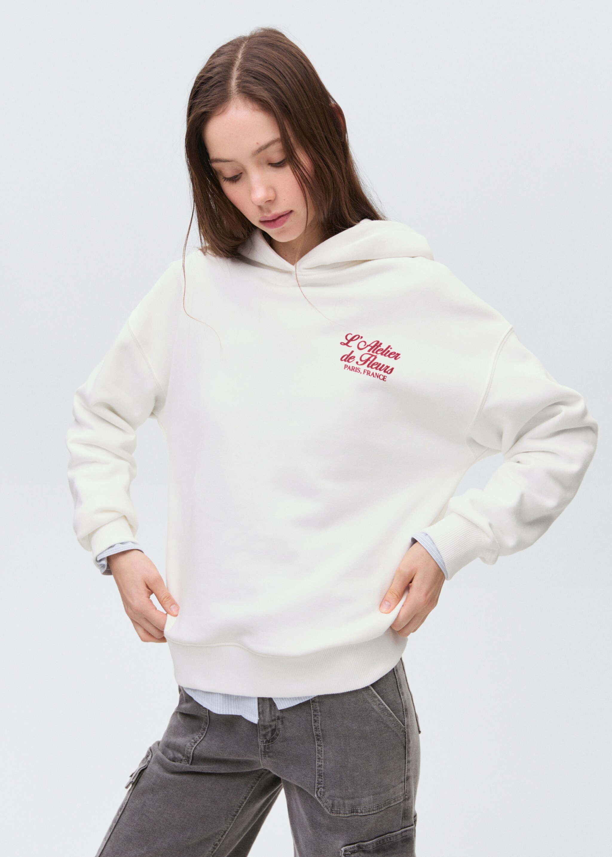 Sudadera capucha mensaje - Plano medio