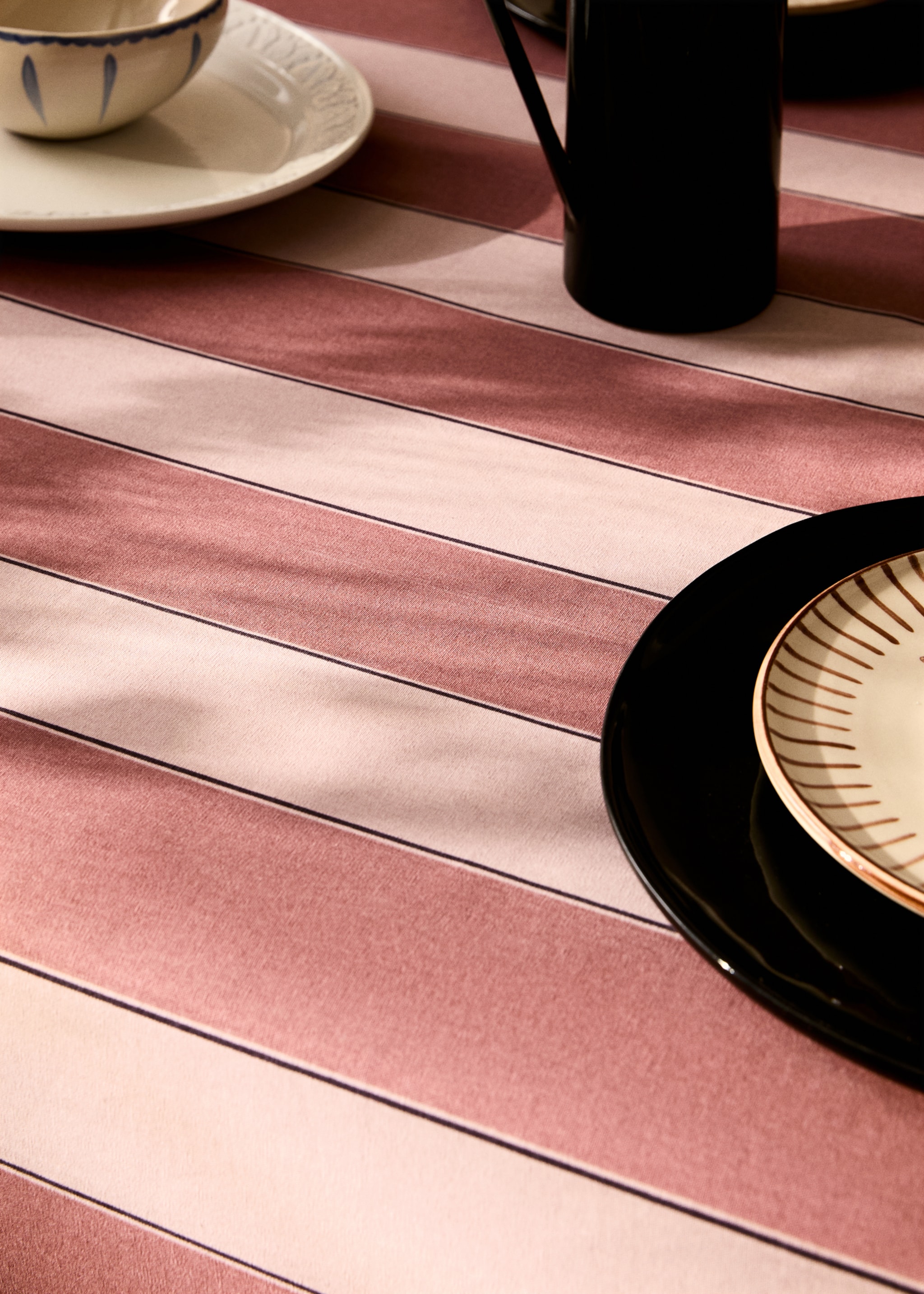 Cotton tablecloth with resin stripe for 2 to 4 diners - Details of the article 7, Pink. Ref: 87053298-00.