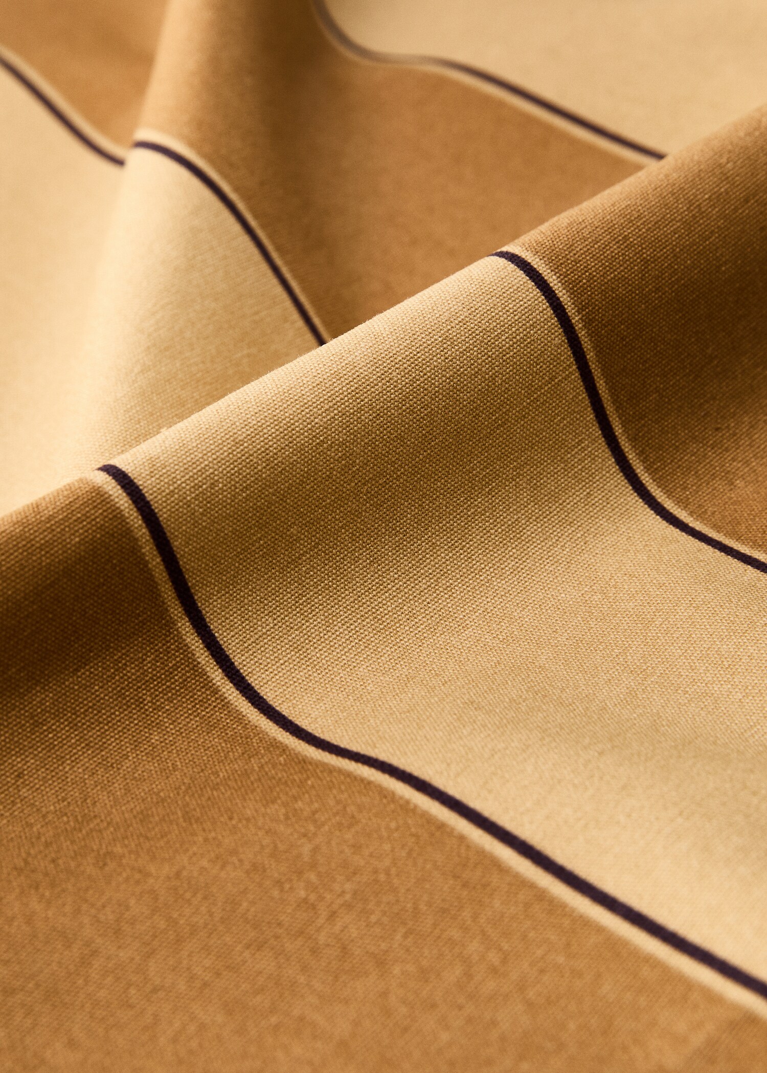Cotton tablecloth with resin stripe for 6 to 8 diners - Details of the article 1