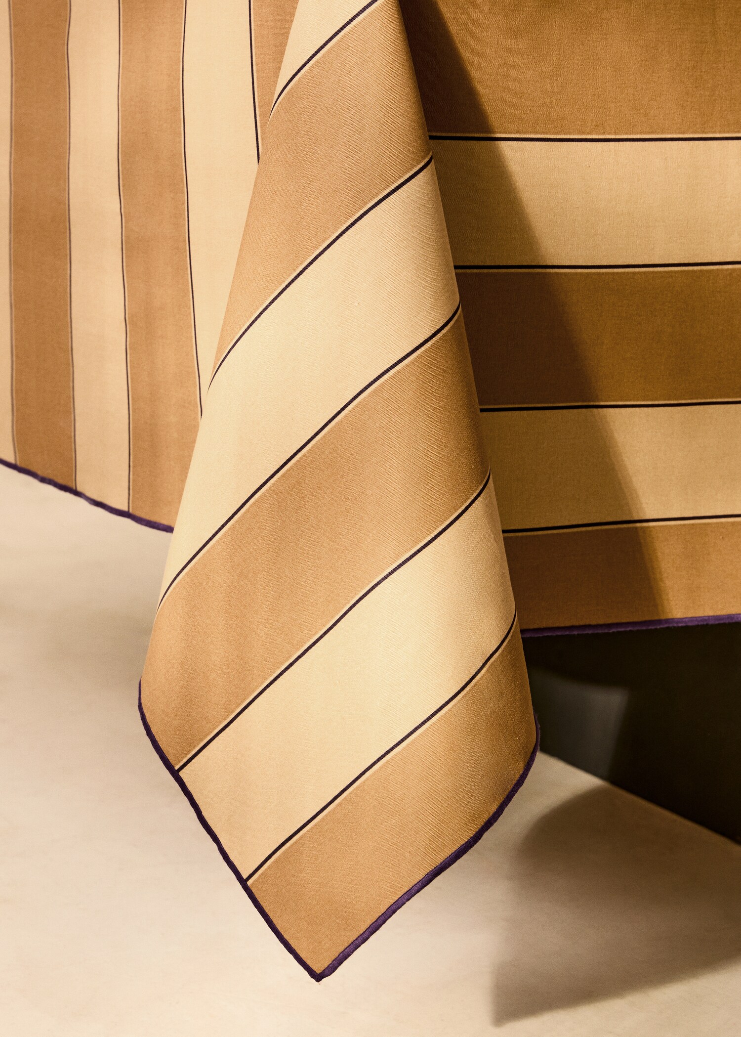 Cotton tablecloth with resin stripe for 6 to 8 diners - Details of the article 8