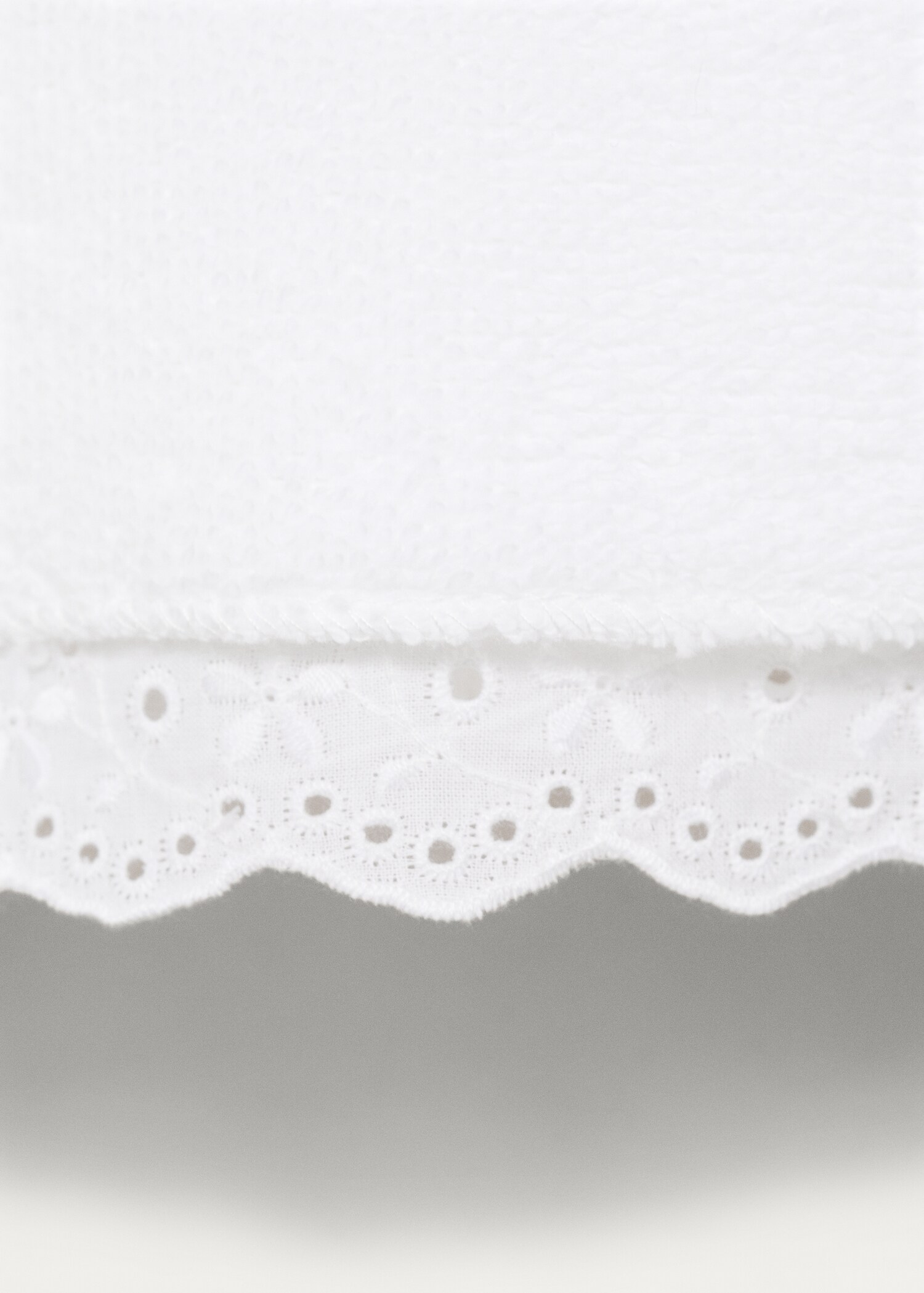 Махровий нагрудник з мереживною обробкою - Детальніше про товар 2