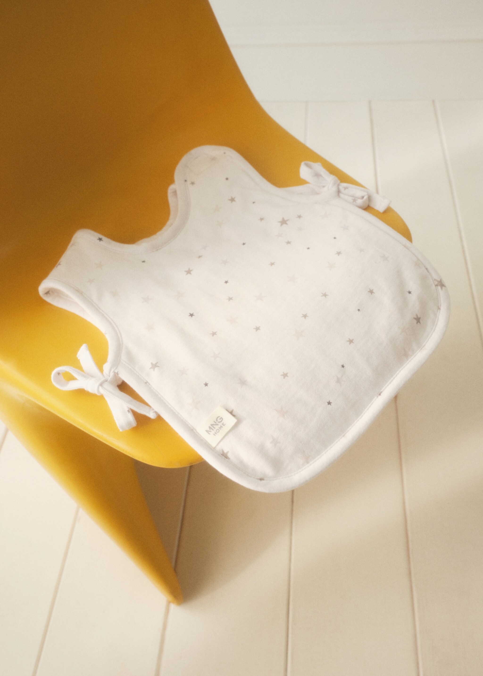 Bib with star print - Details of the article 6, White. Ref: 87053307-00.
