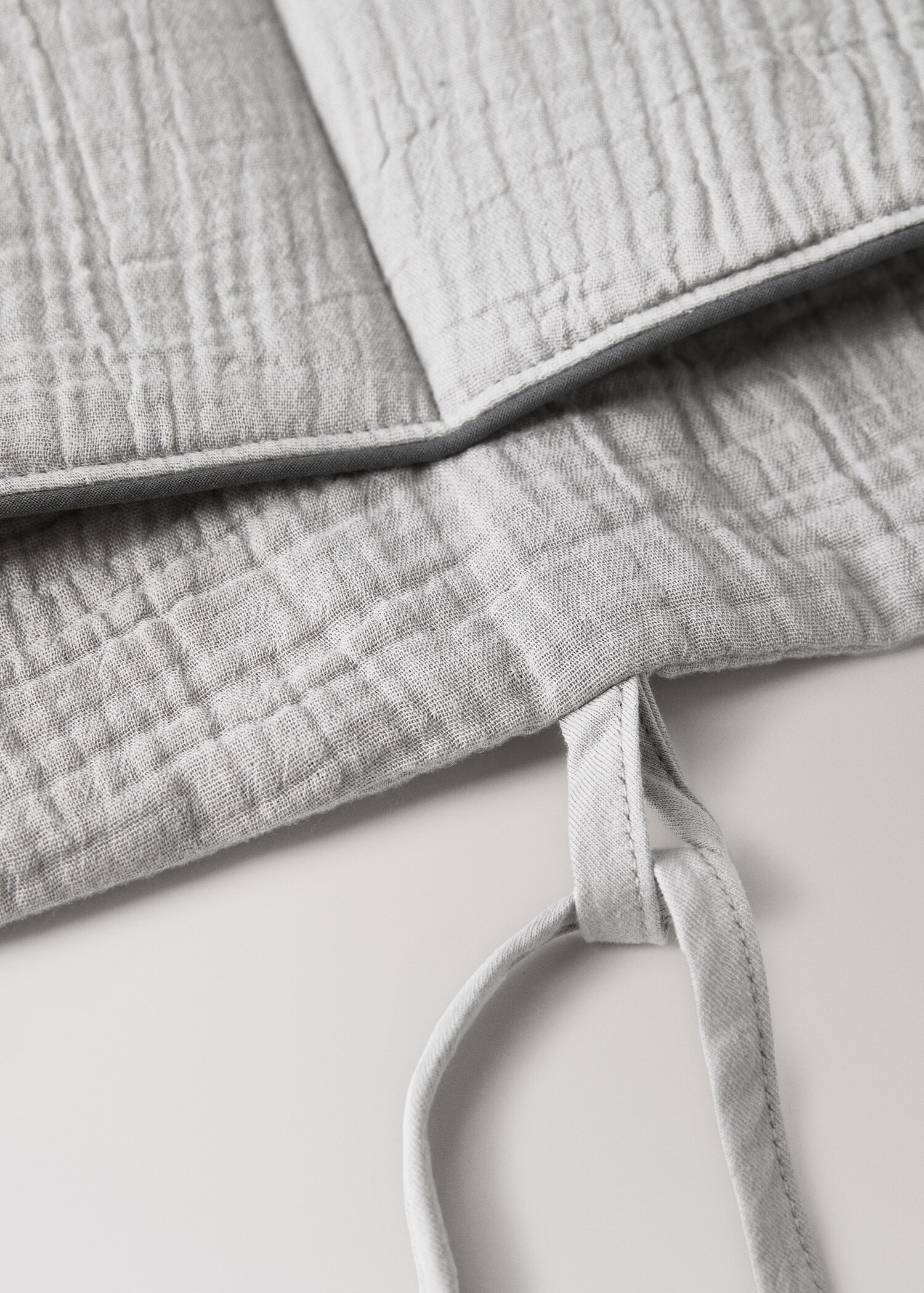 Cot organiser with piping - Details of the article 2