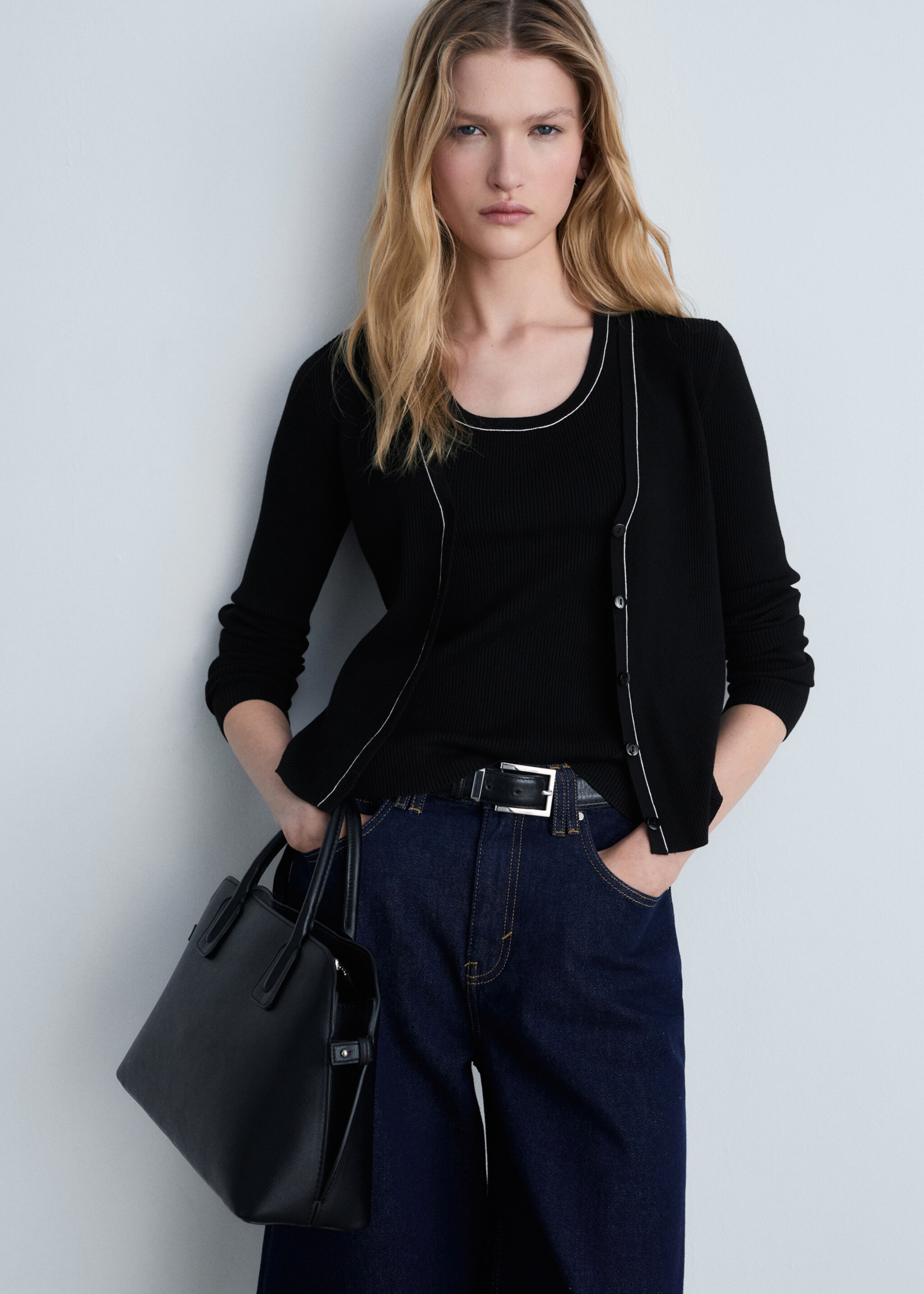 V-neck knitted cardigan - Medium plane
