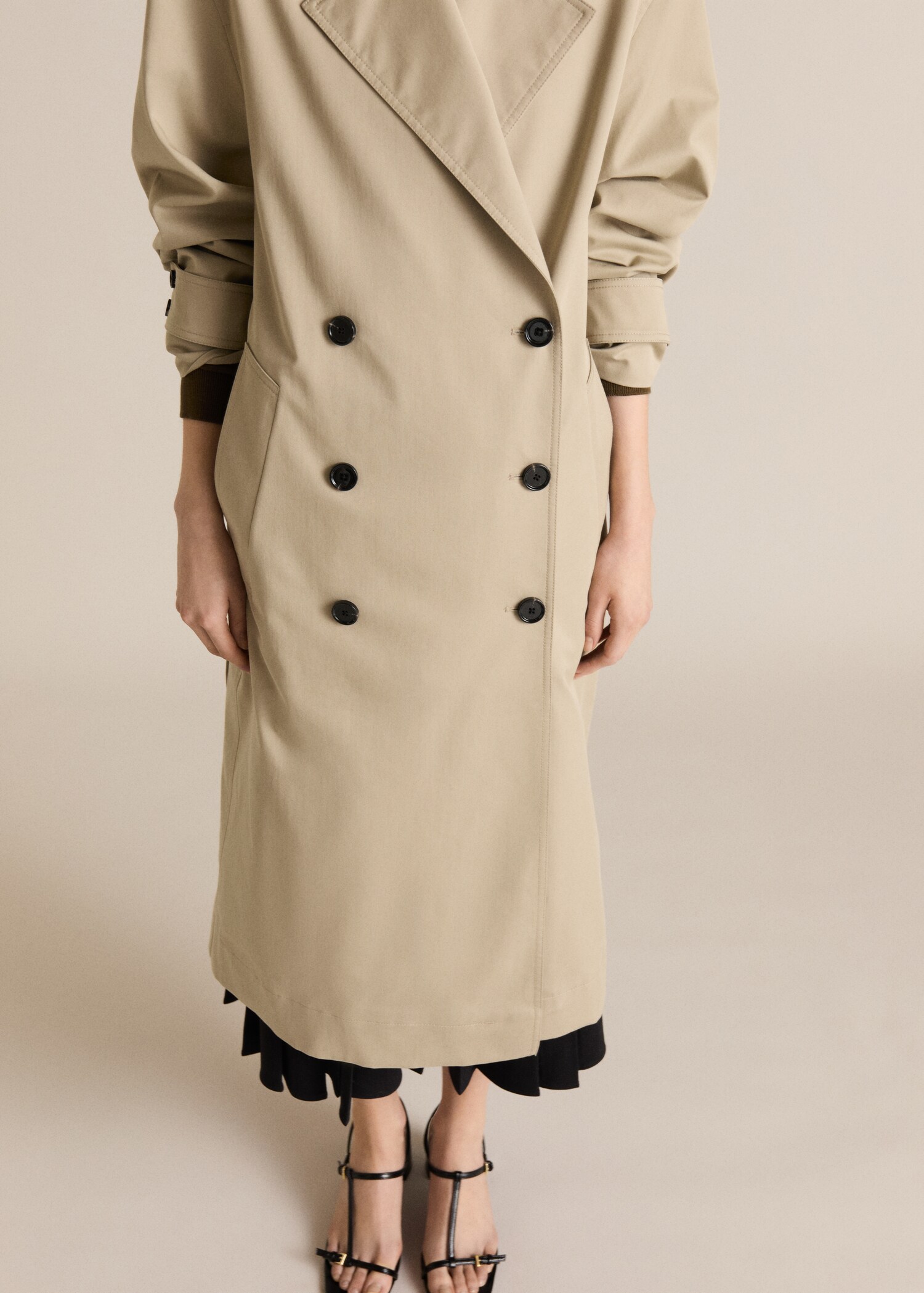 Trench largo oversize doble botonadura - Plano medio