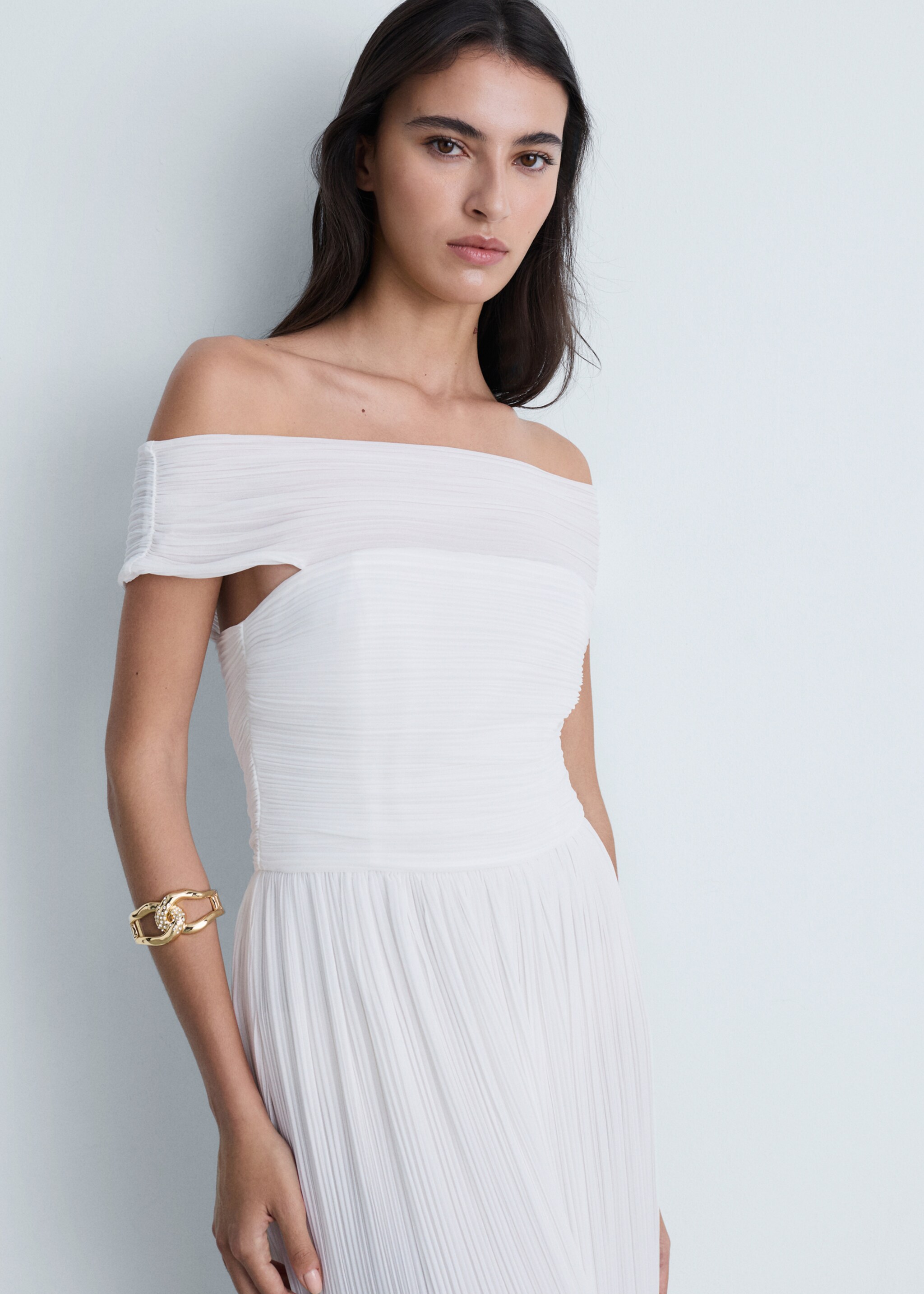 Vestido plisado hombros descubiertos - Plano medio