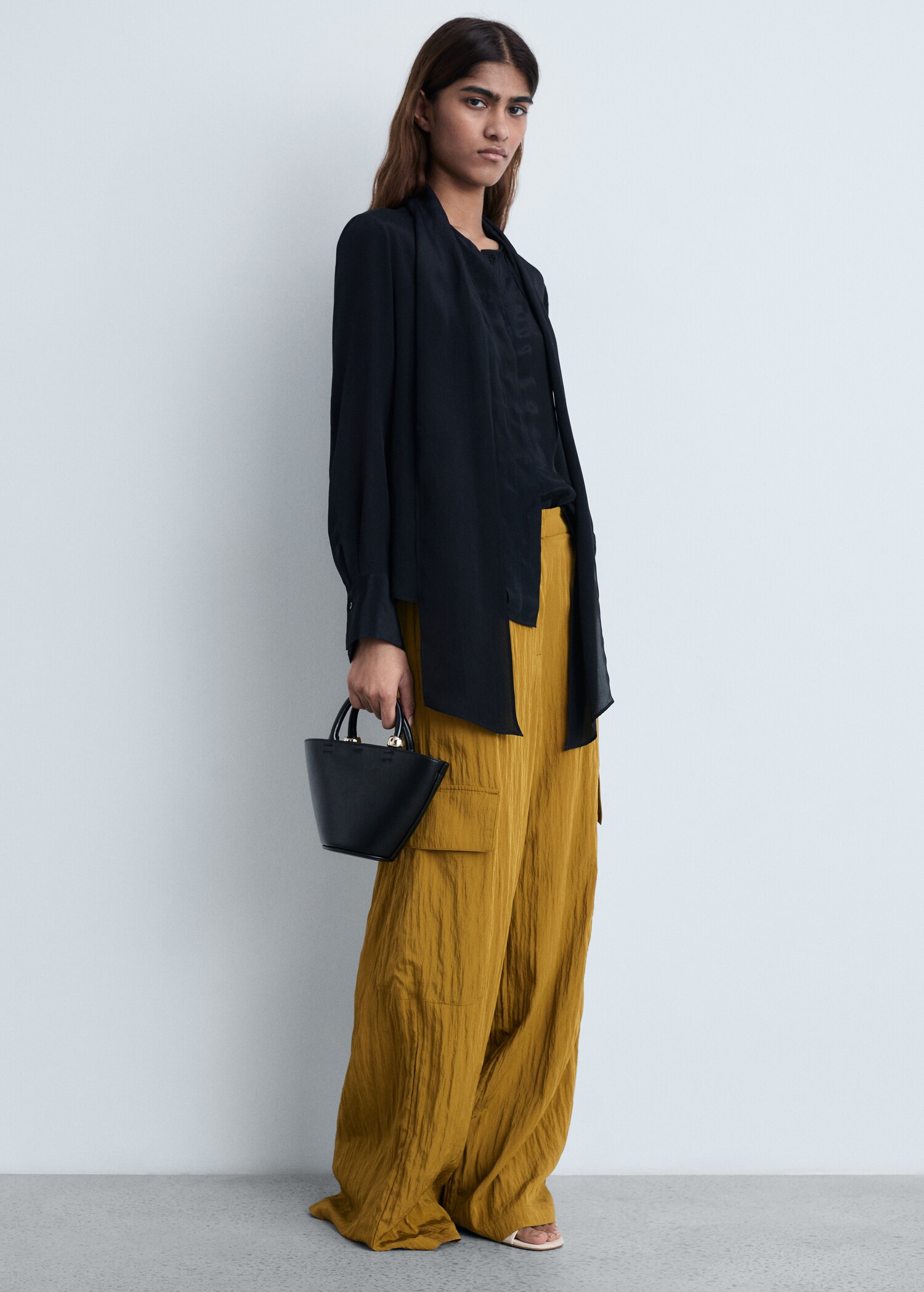 Textured cargo trousers - Details of the article 2