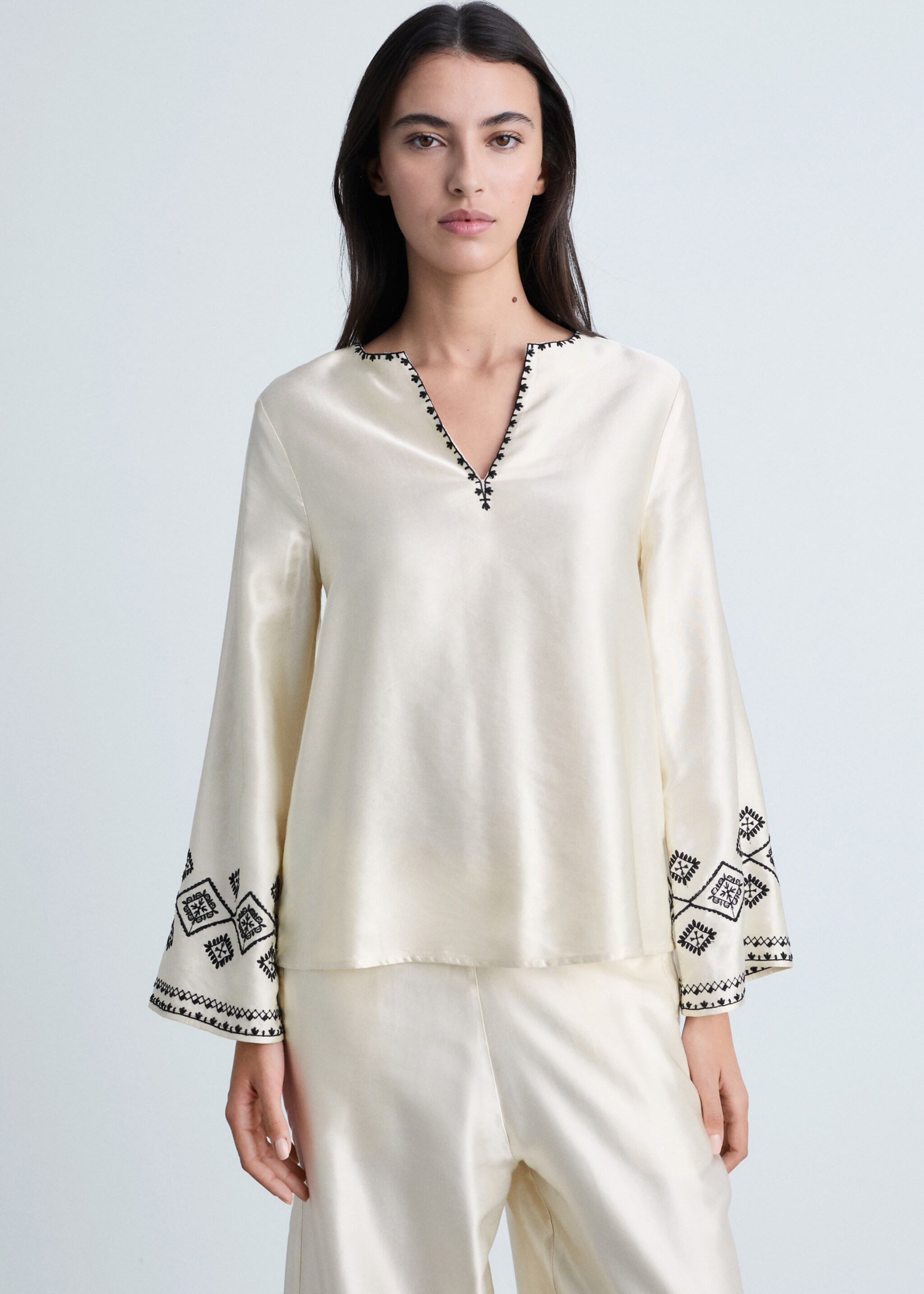 Embroidered satin blouse - Medium plane