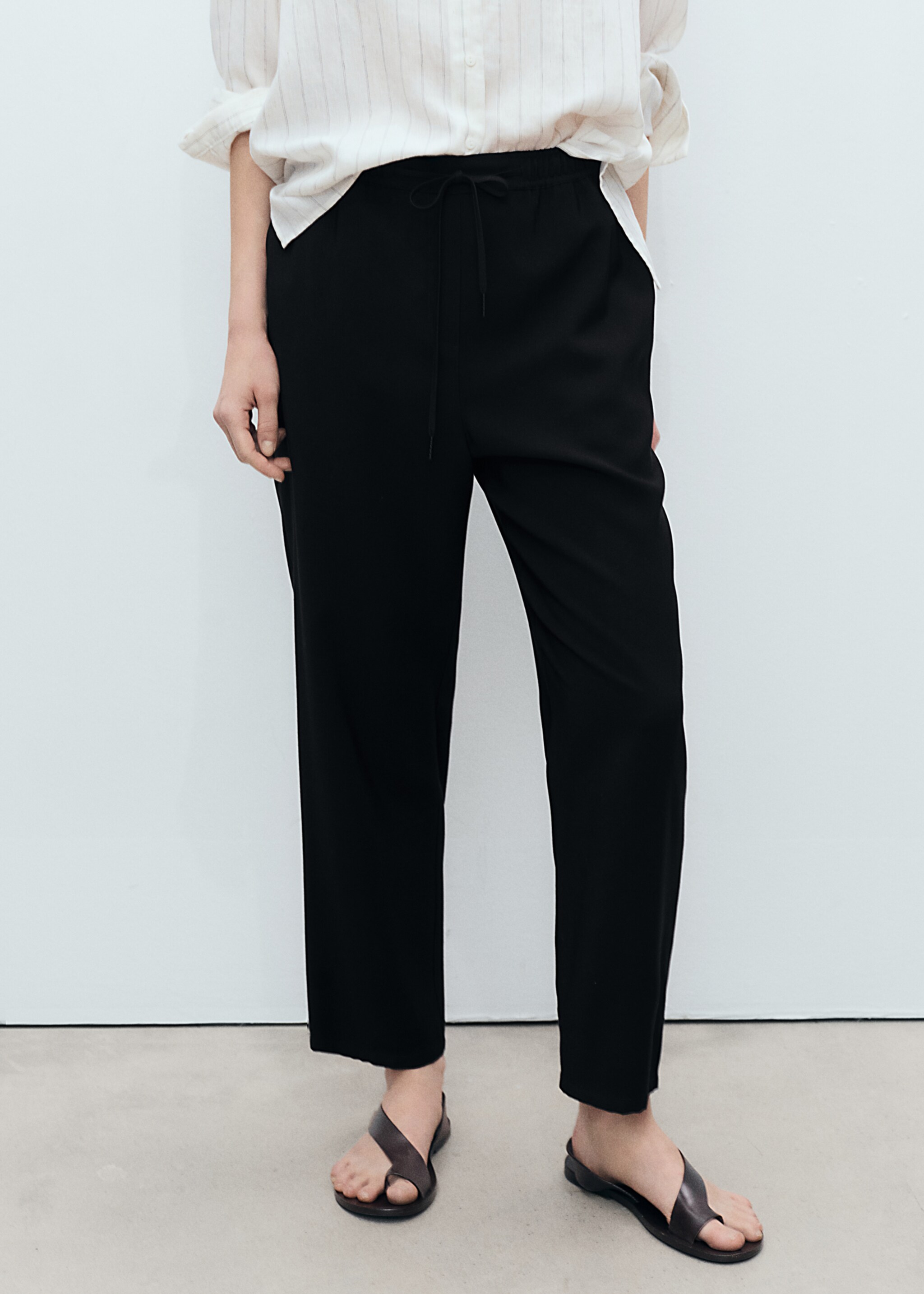 Pantalón fluido cintura elástica - Plano medio