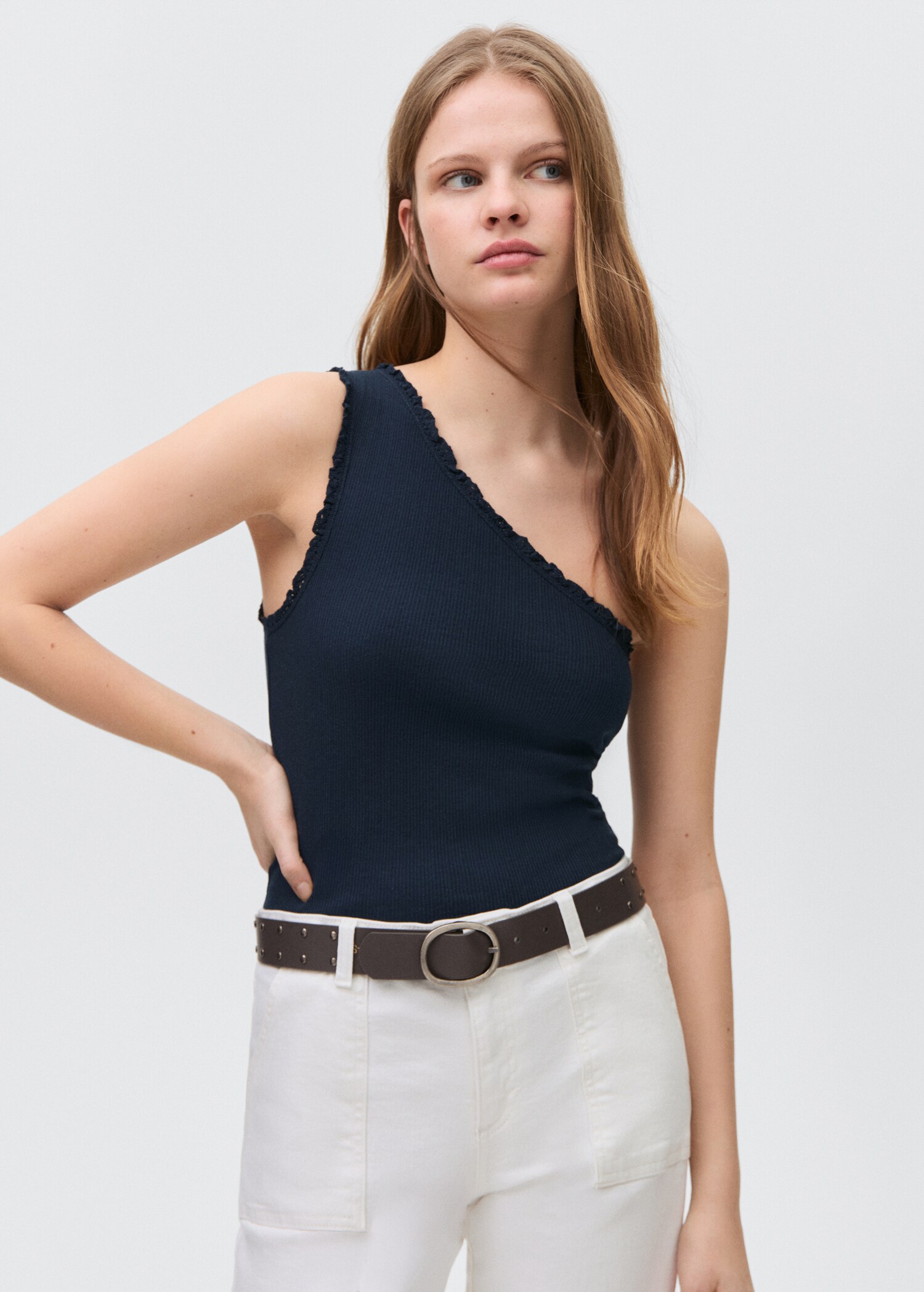 Top asymétrique dentelle - Plan moyen