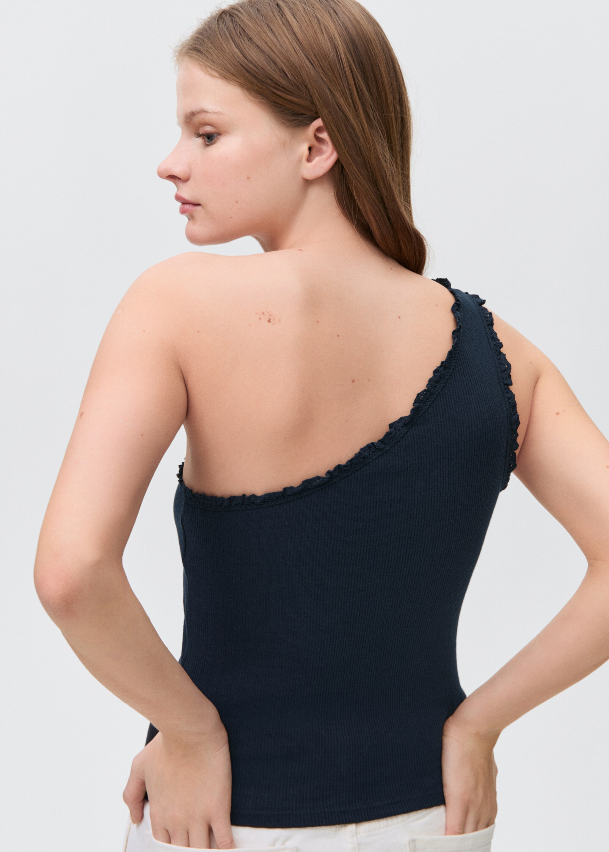 Lace asymmetric top - Reverse of the article