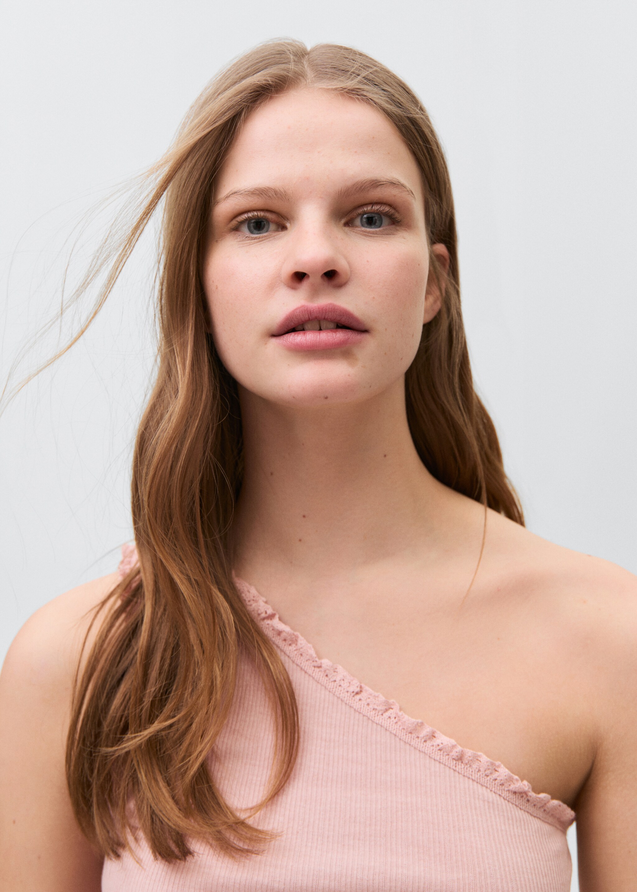 Lace asymmetric top - Details of the article 1, Pale Pink. Ref: 87055727-00.