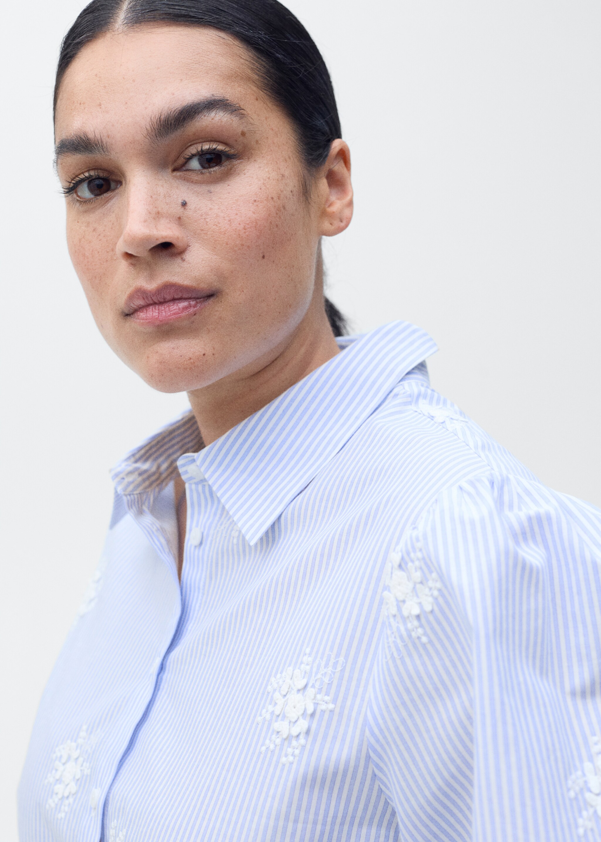 Gestreept T-shirt met bloemborduursel - Detail van het artikel 4
