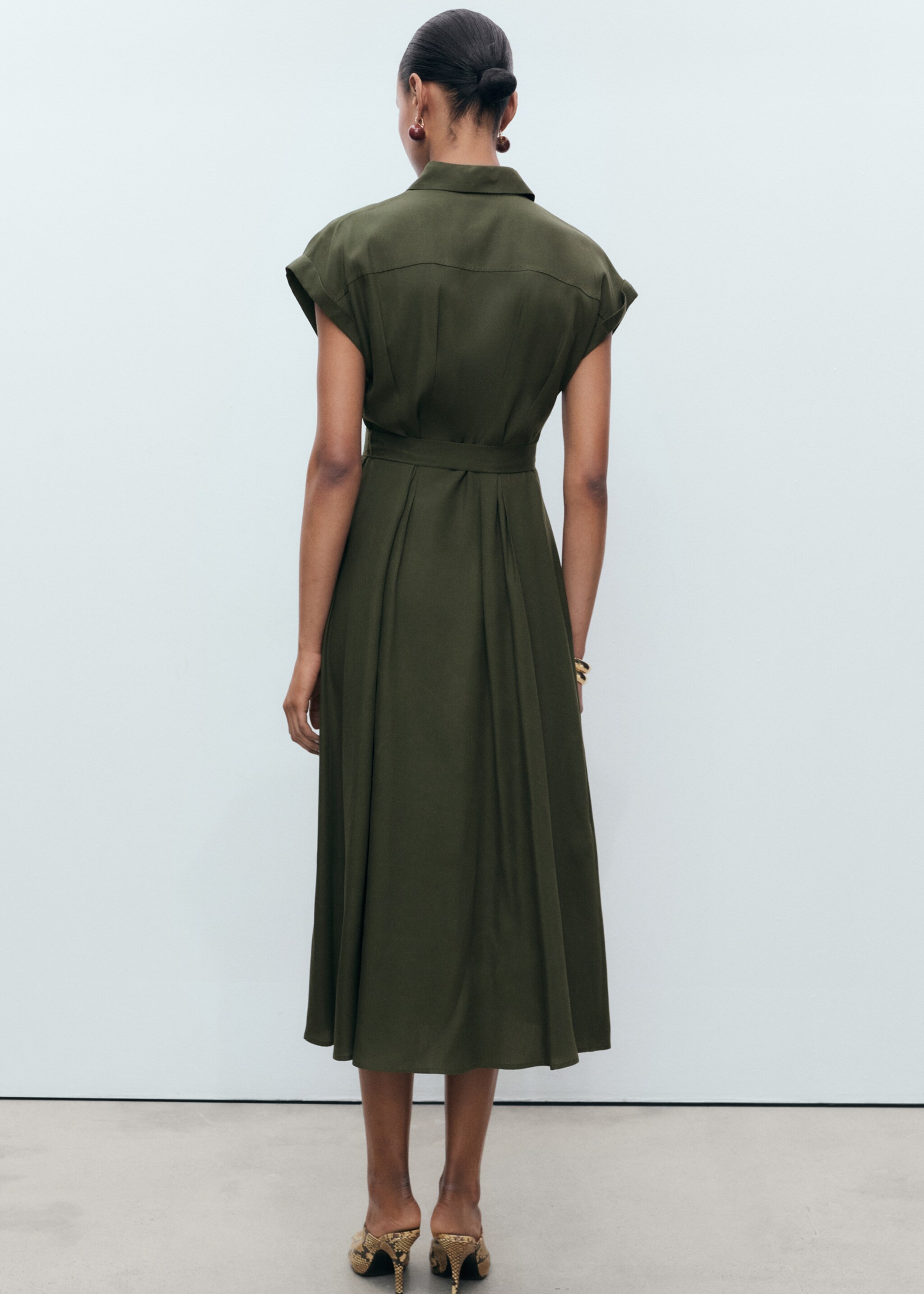 Vestido camiseiro de linho e liocel com cinto - Verso do artigo