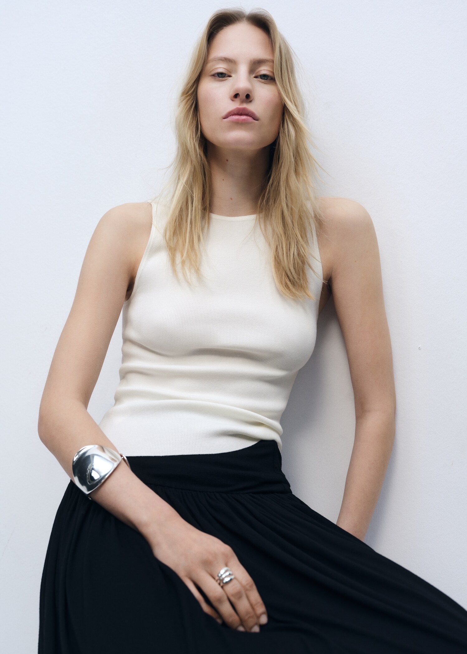 Sleeveless fitted knitted top - Medium plane