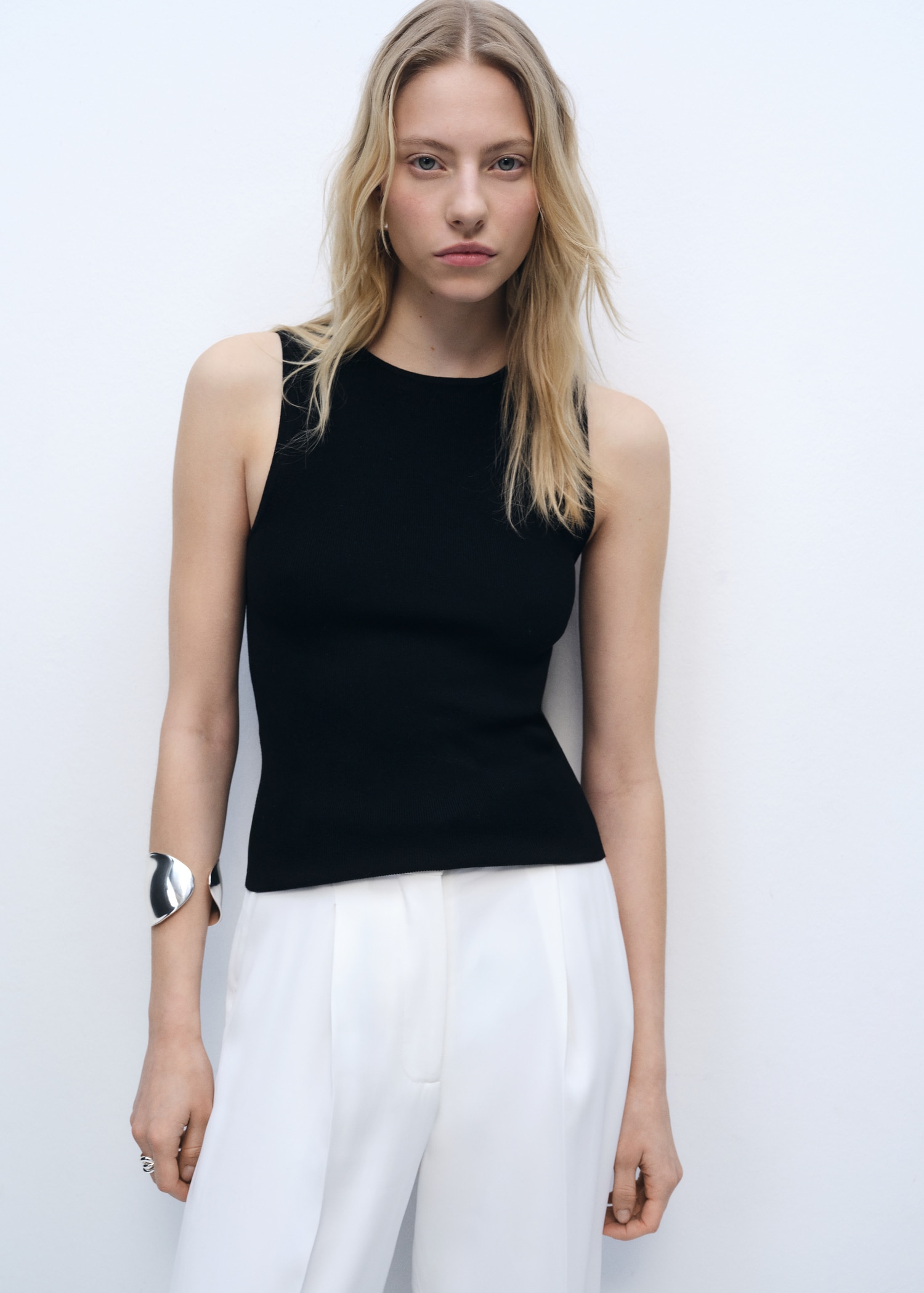 Sleeveless fitted knitted top - Medium plane