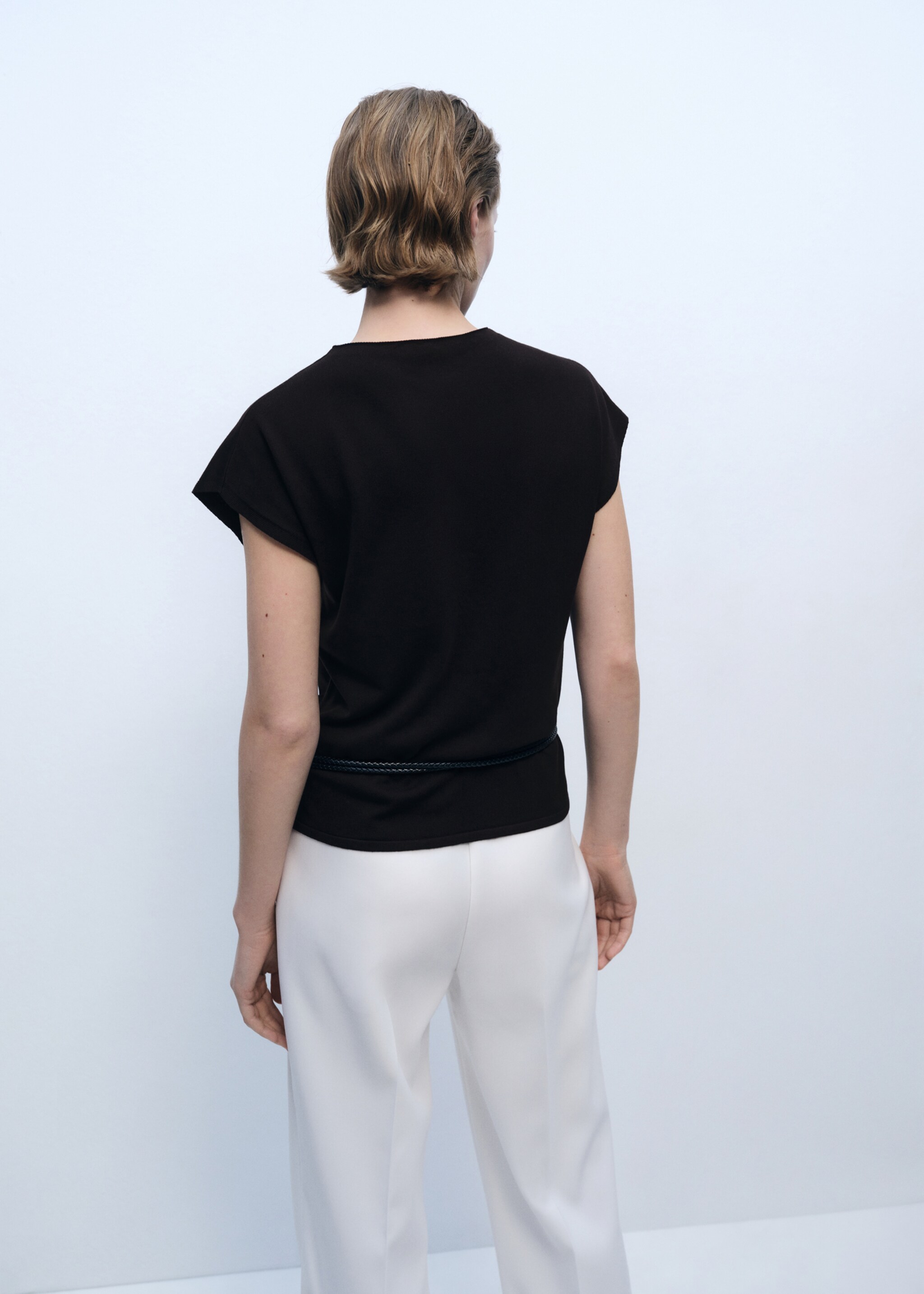 Sleeveless fine-knit sweater - Reverse of the article