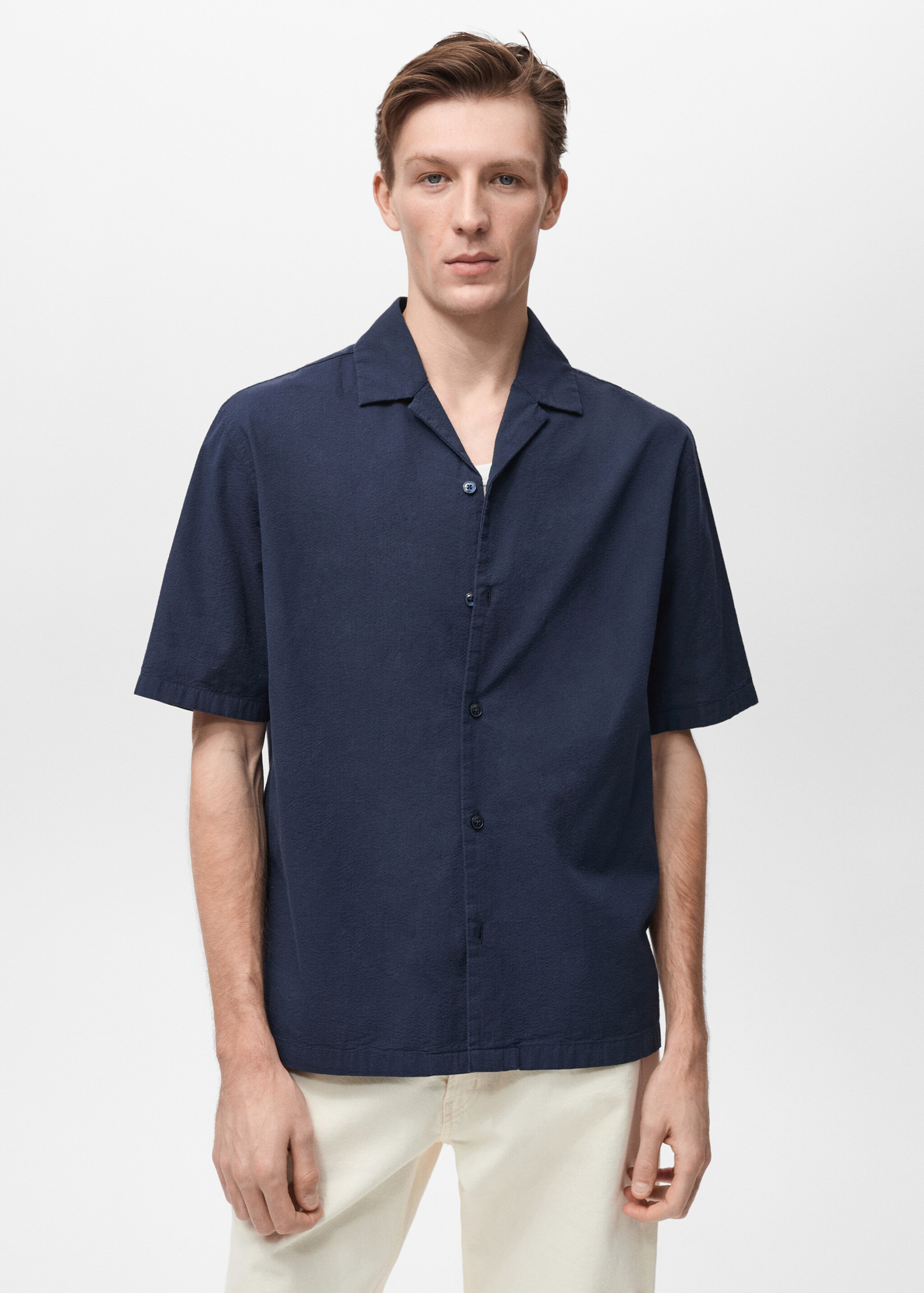 Camisa com textura e gola de bowling - Plano médio
