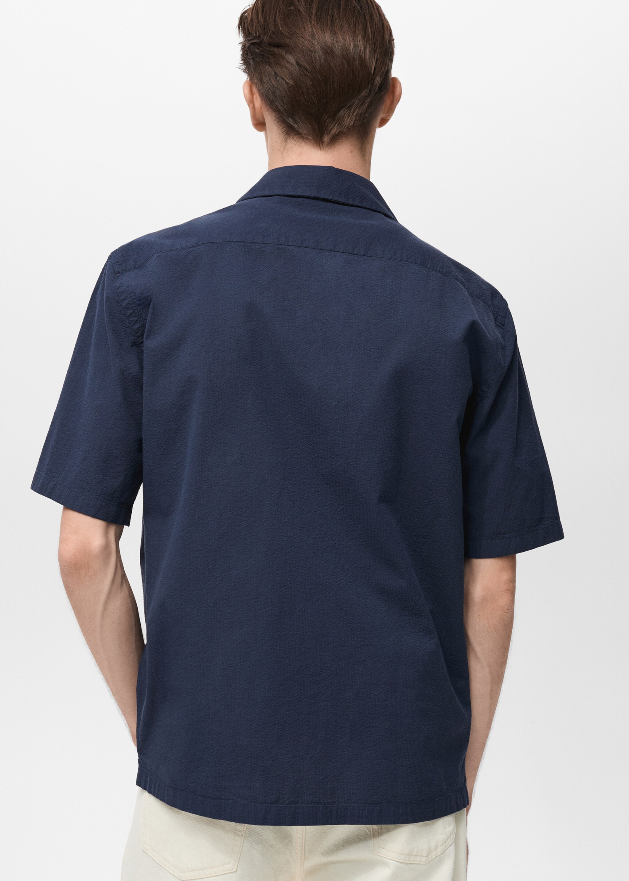 Camisa com textura e gola de bowling - Verso do artigo
