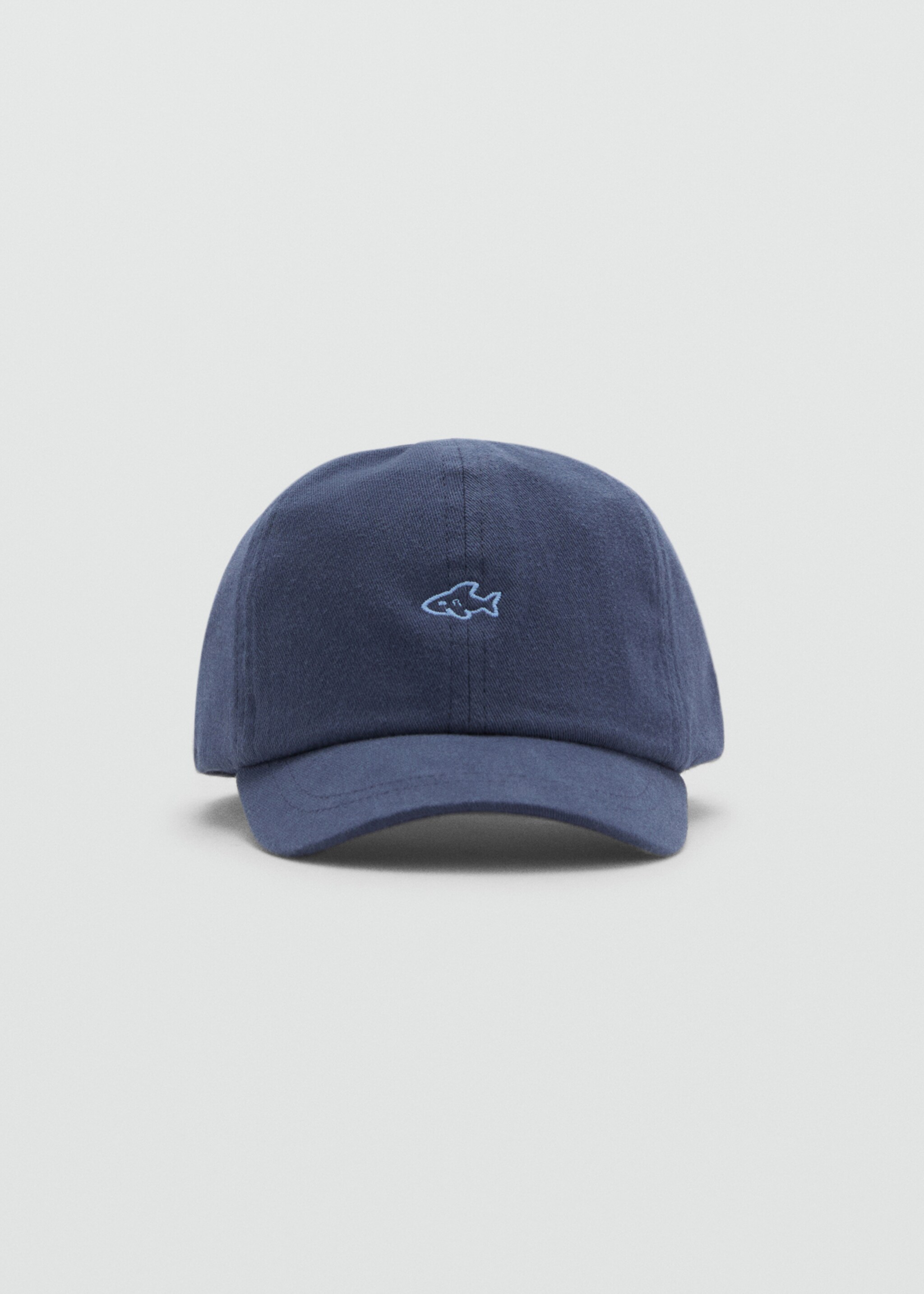 Gorra detalle bordado - Plano medio