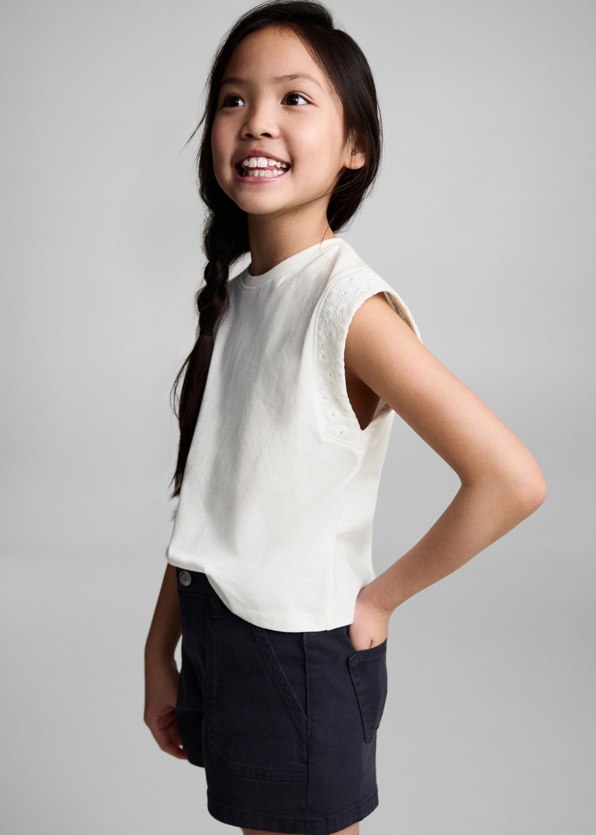 T-shirt with embroidered detail - Medium plane