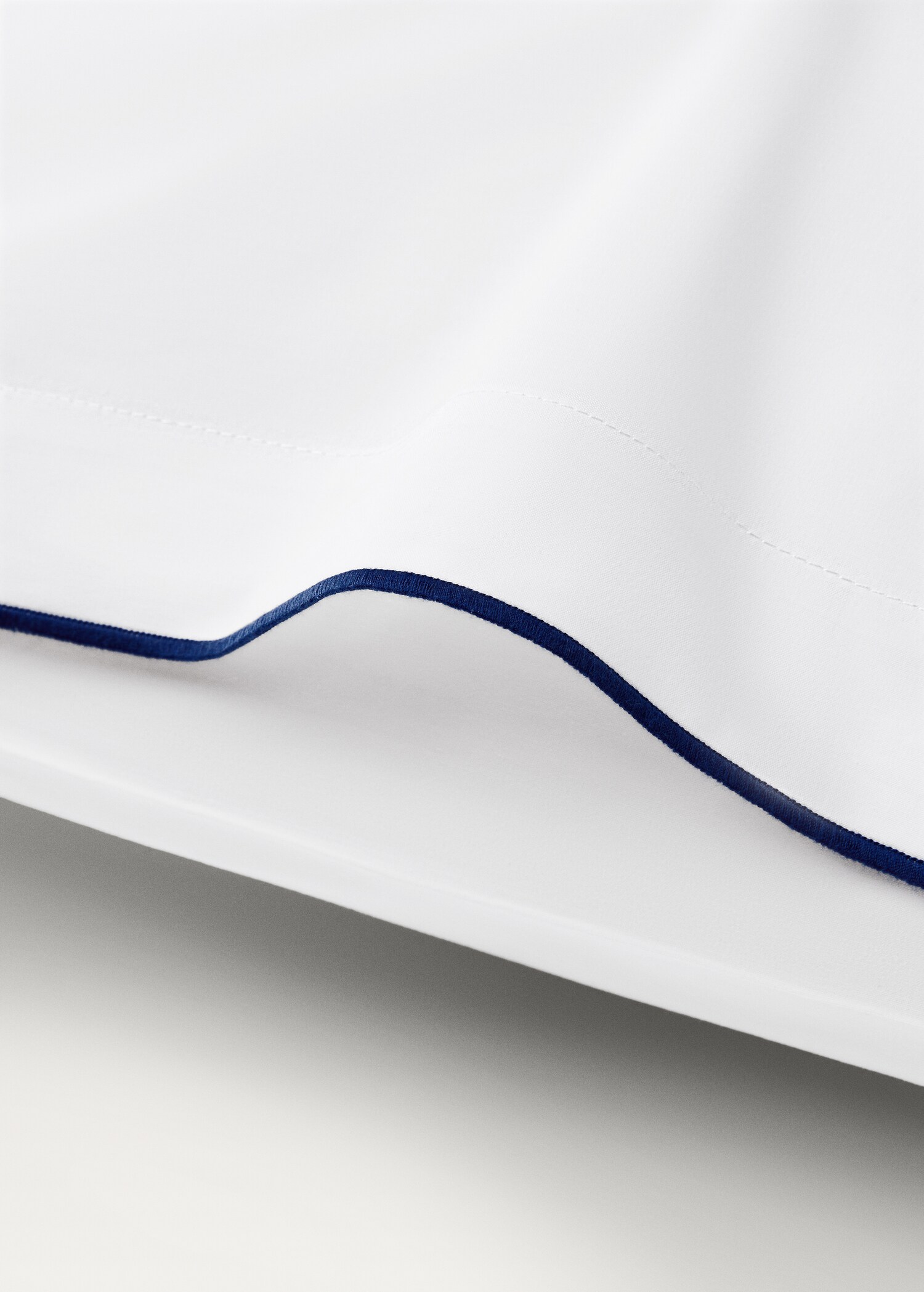 Two cotton percale pillowcases with contrasting overlock 50x75 cm - Details of the article 2