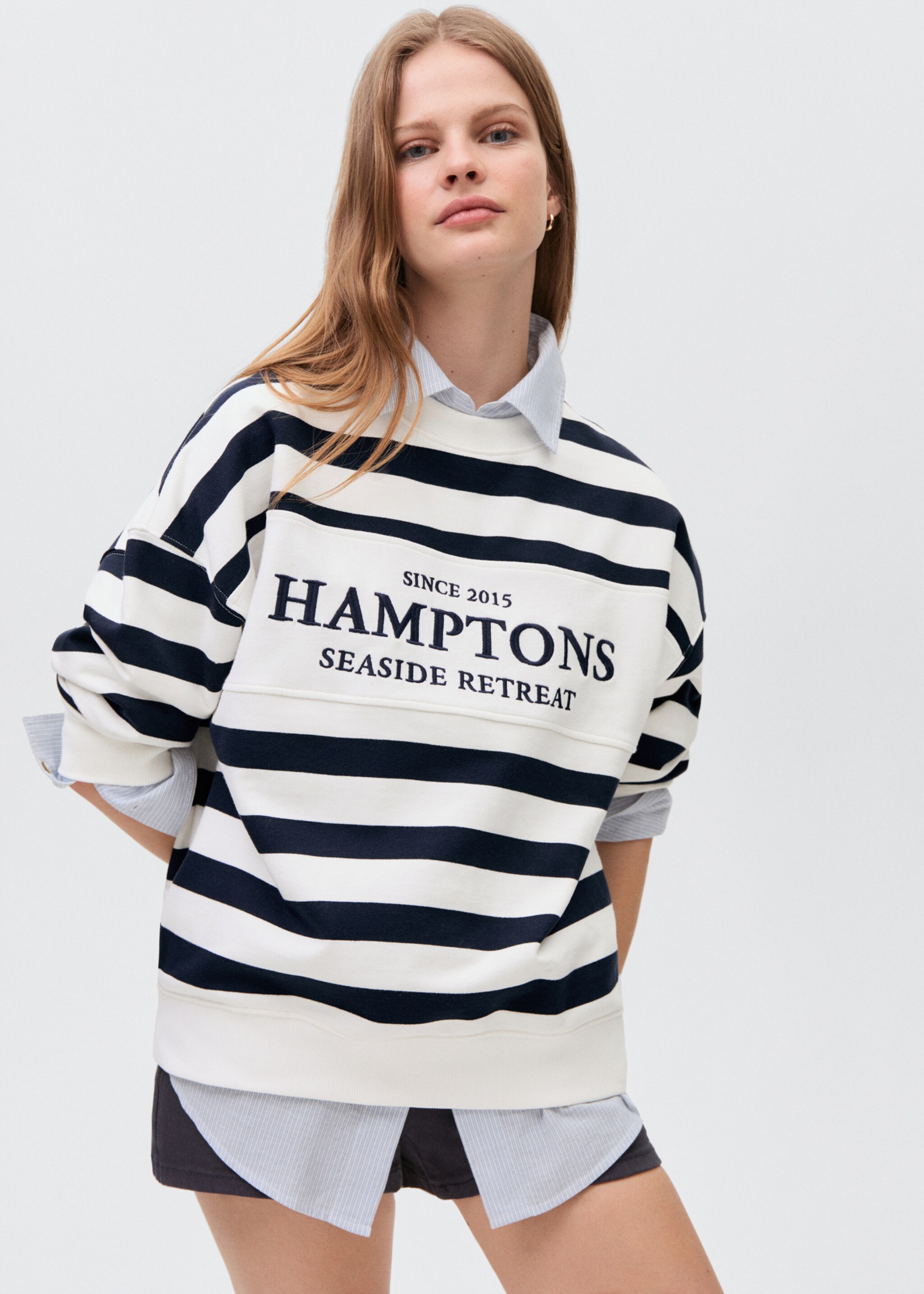 Sweat-shirt à rayures et message - Plan moyen