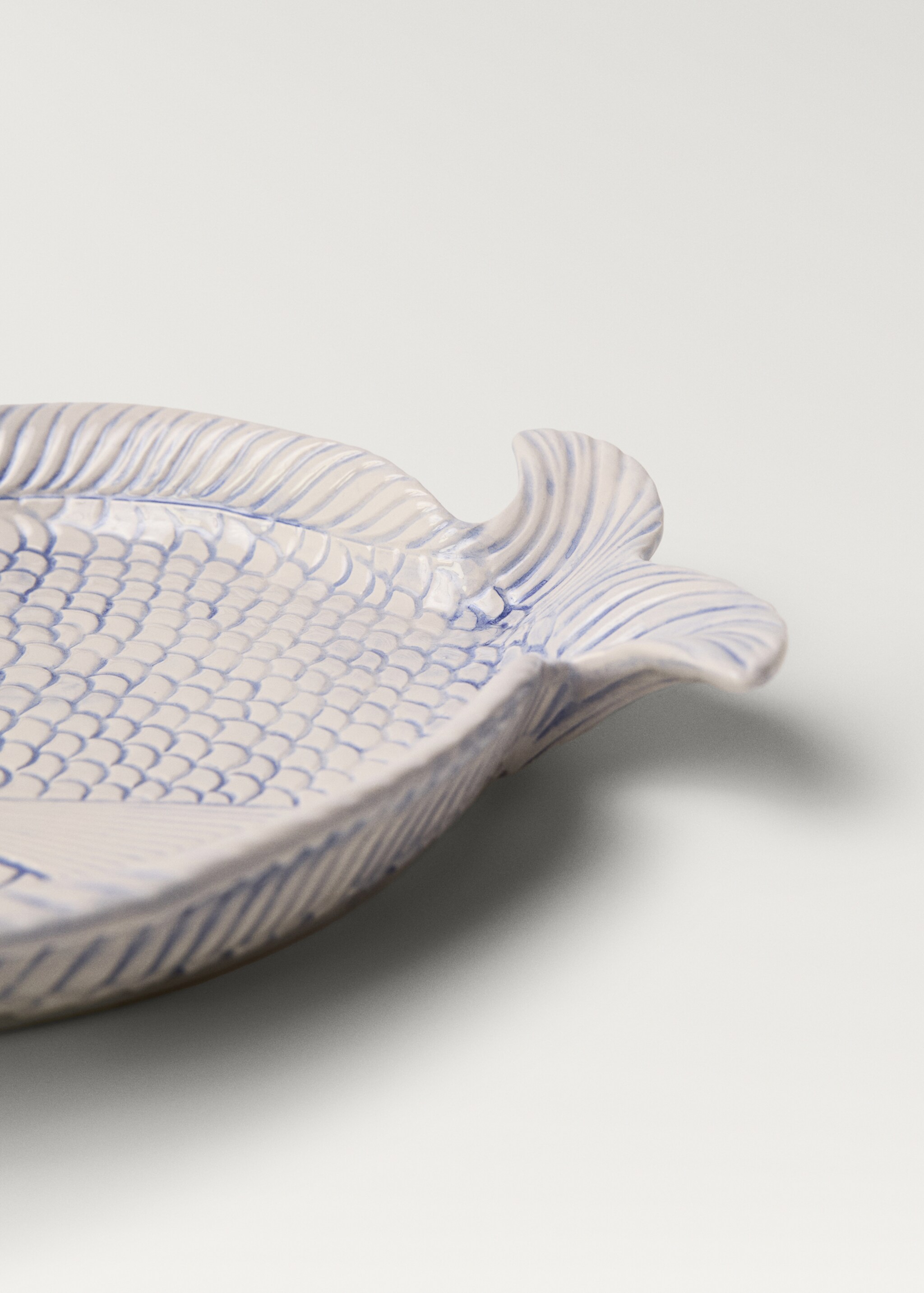 Large stoneware fountain with fish relief - Details of the article 3