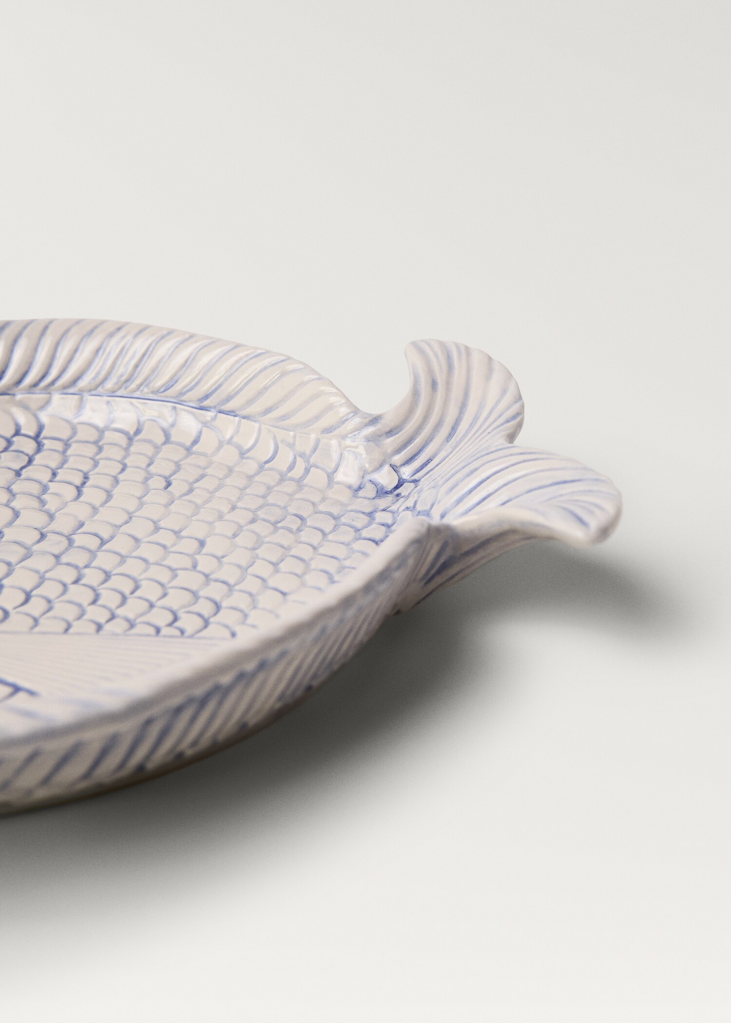 Large stoneware fountain with fish relief - Details of the article 3