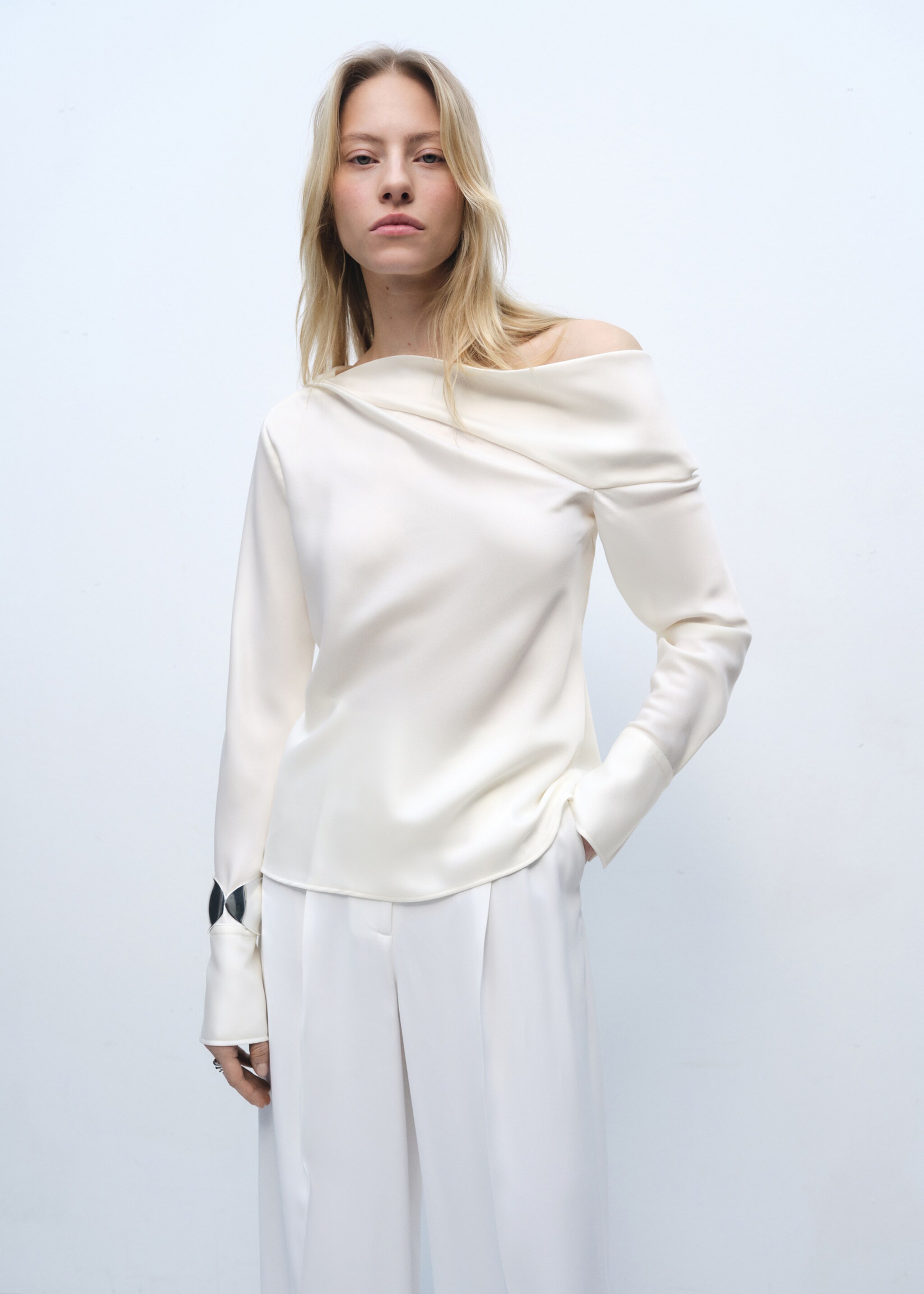 Blouse satin col bénitier - Plan moyen