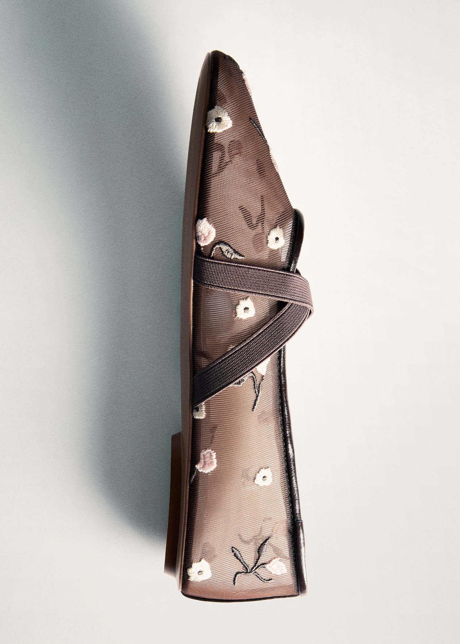 Ballet flats with cross straps with embroidered flowers - Details of the article 5