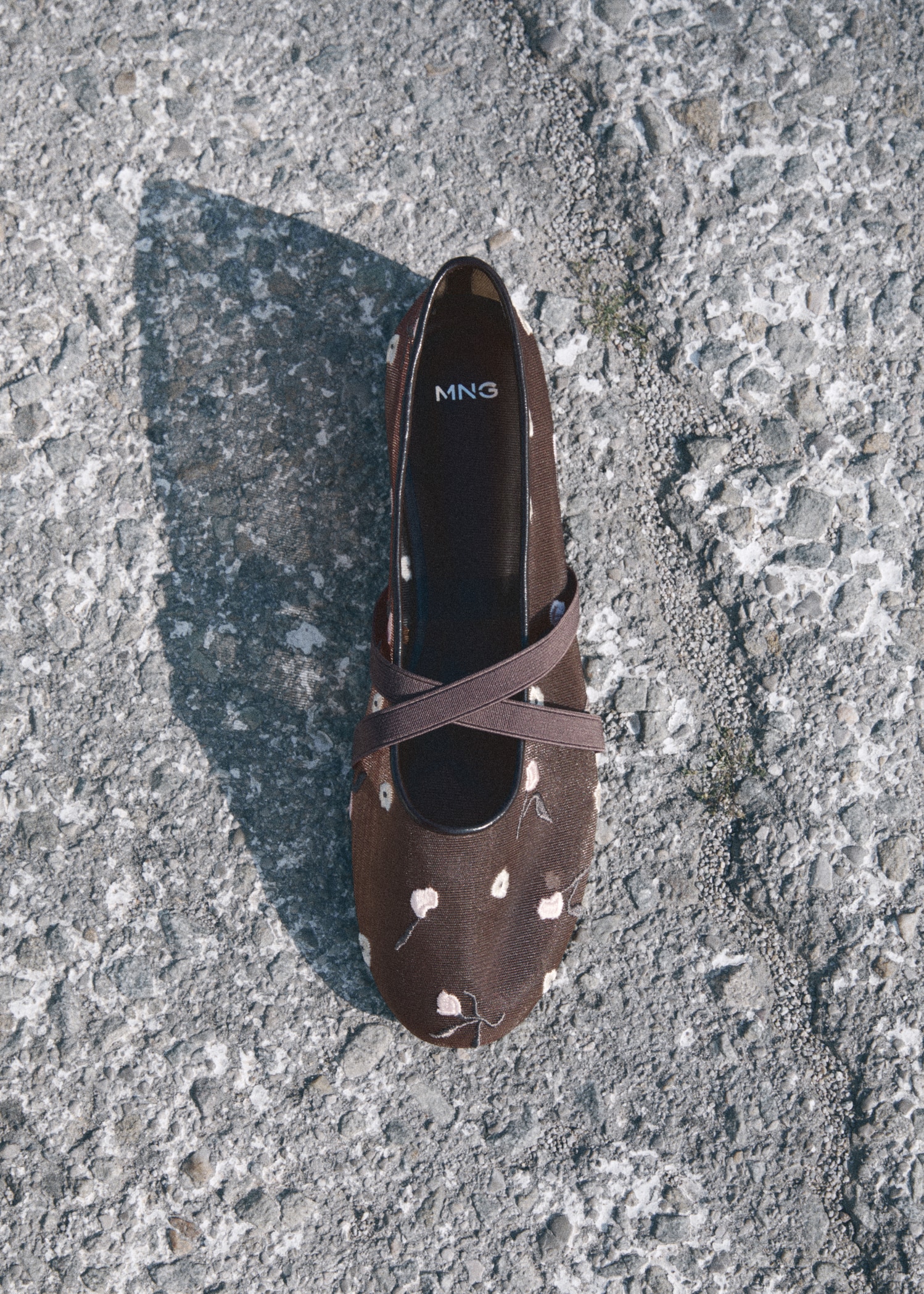 Ballet flats with cross straps with embroidered flowers - Details of the article 9