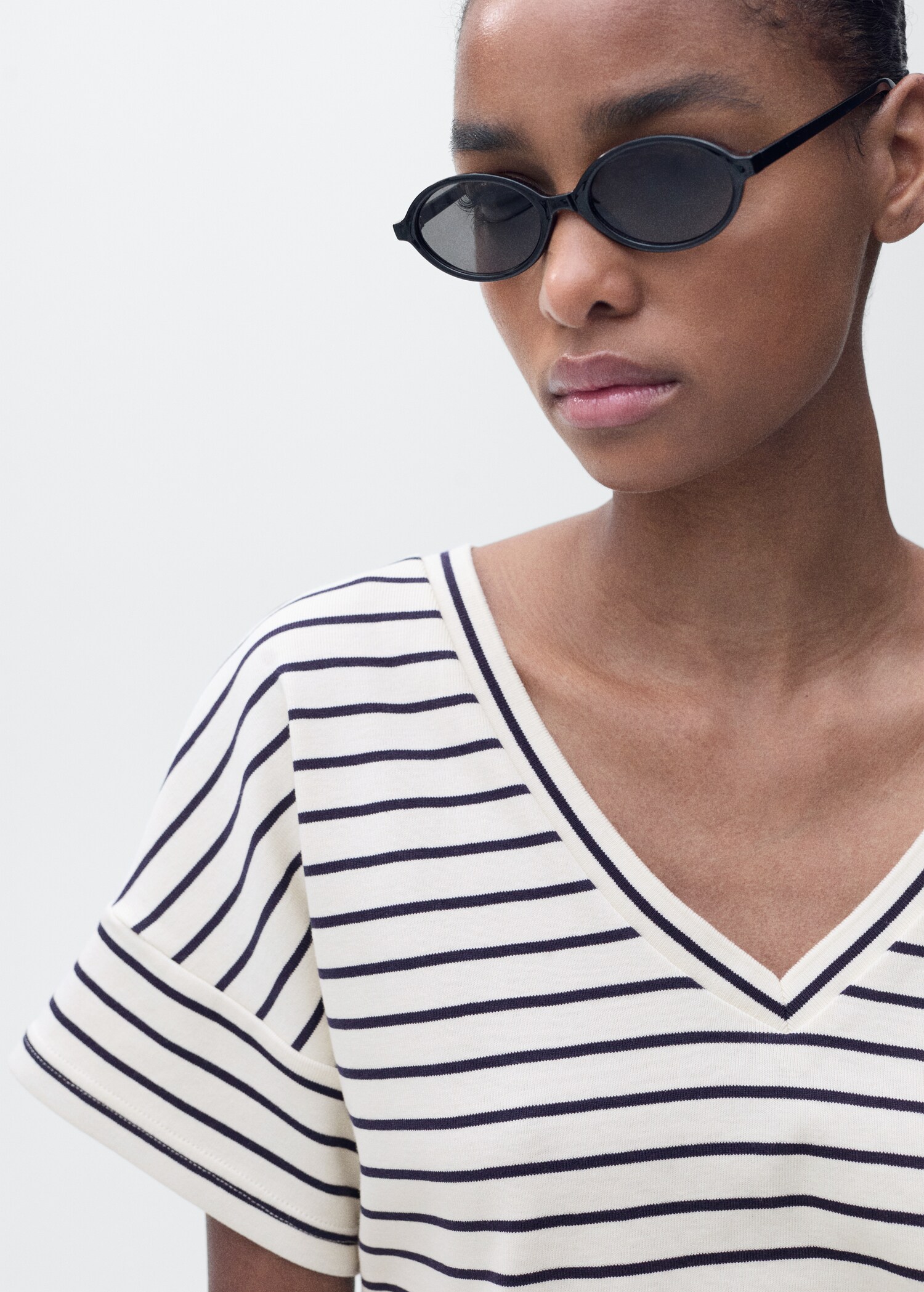 V-neck striped T-shirt - Details of the article 1