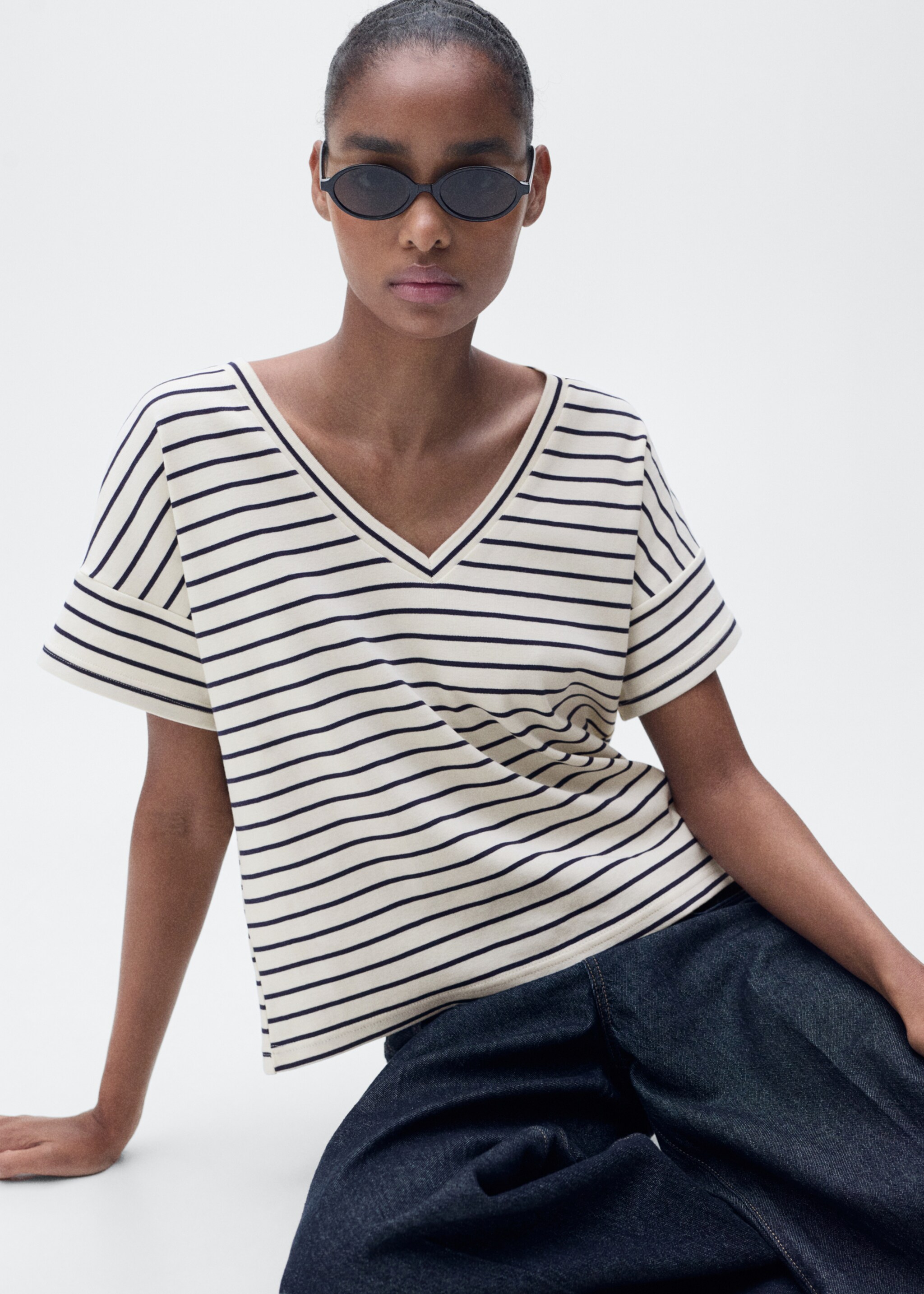 V-neck striped T-shirt - Details of the article 2
