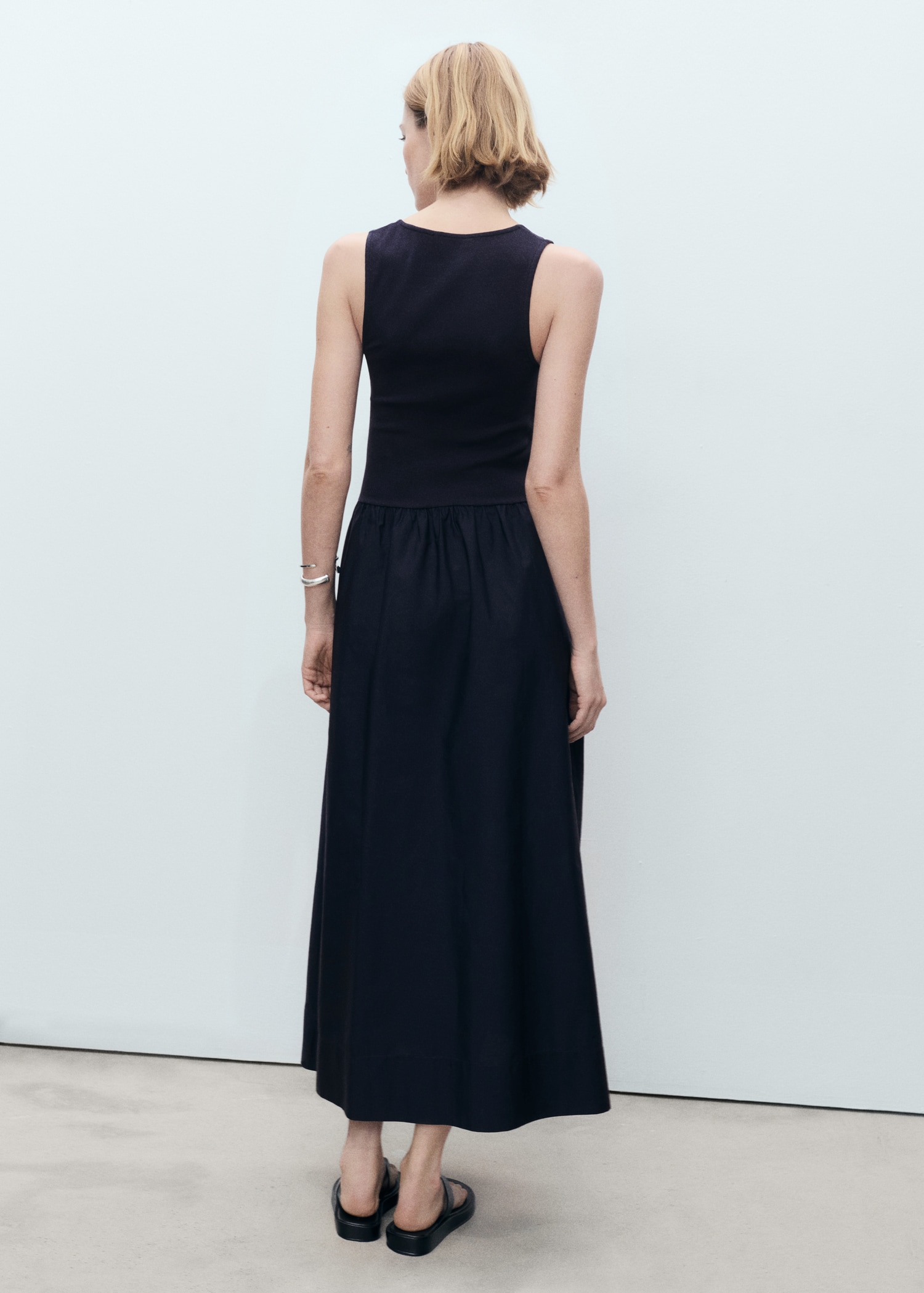 Evasé-Kleid aus kombiniertem Stoff - Rückseite des Artikels