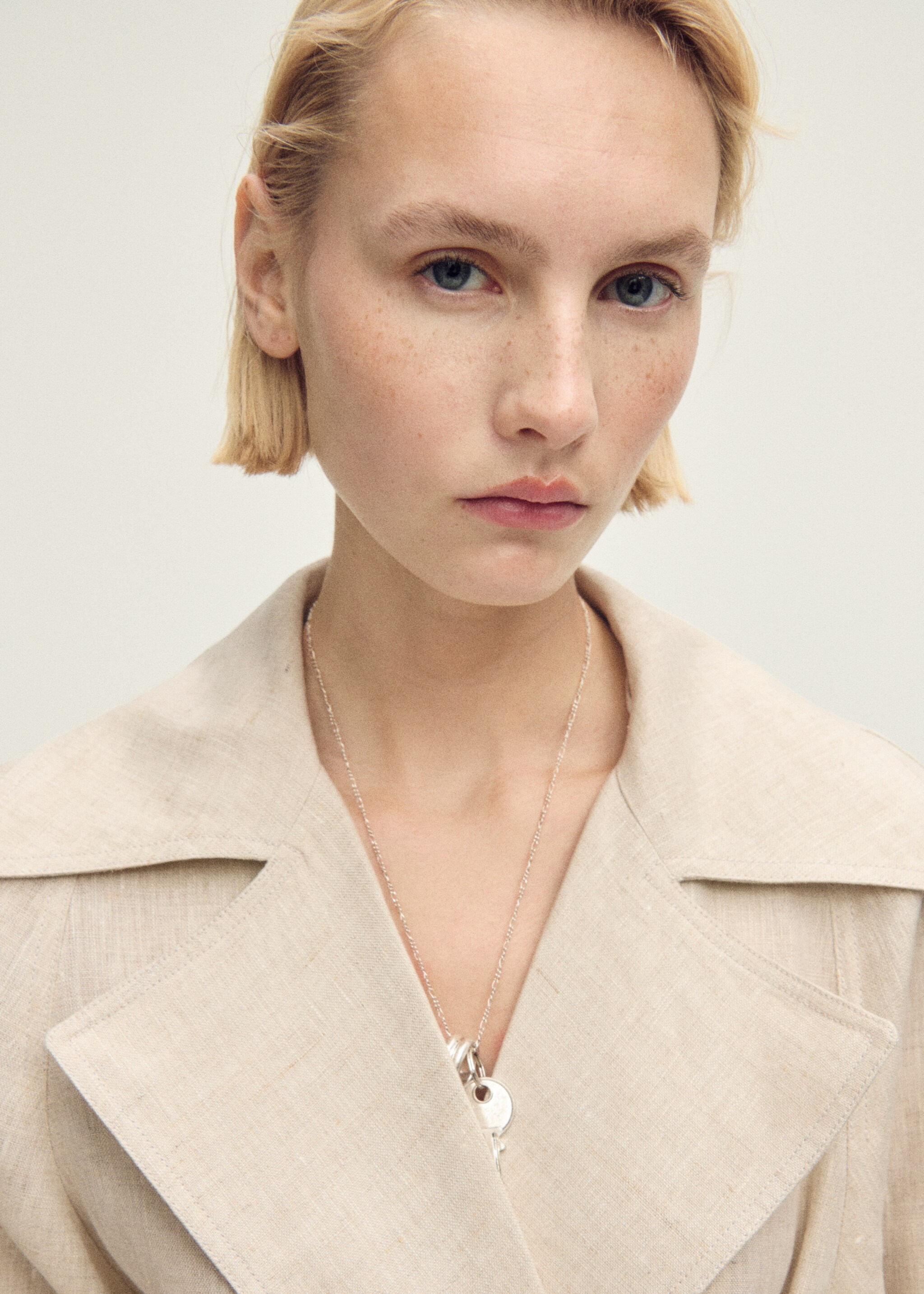 Linen trench coat with pronounced lapels - Details of the article 1