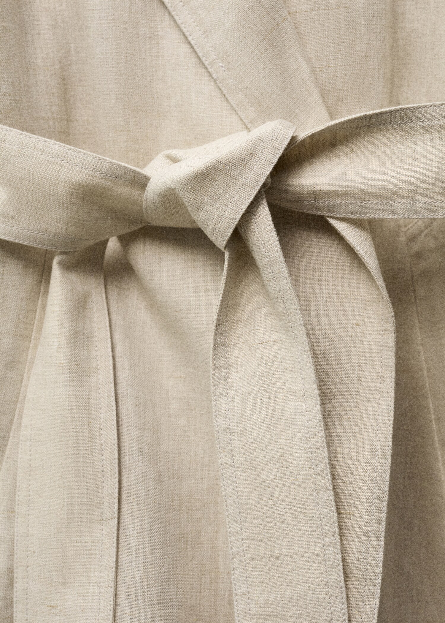 Linen trench coat with pronounced lapels - Details of the article 8
